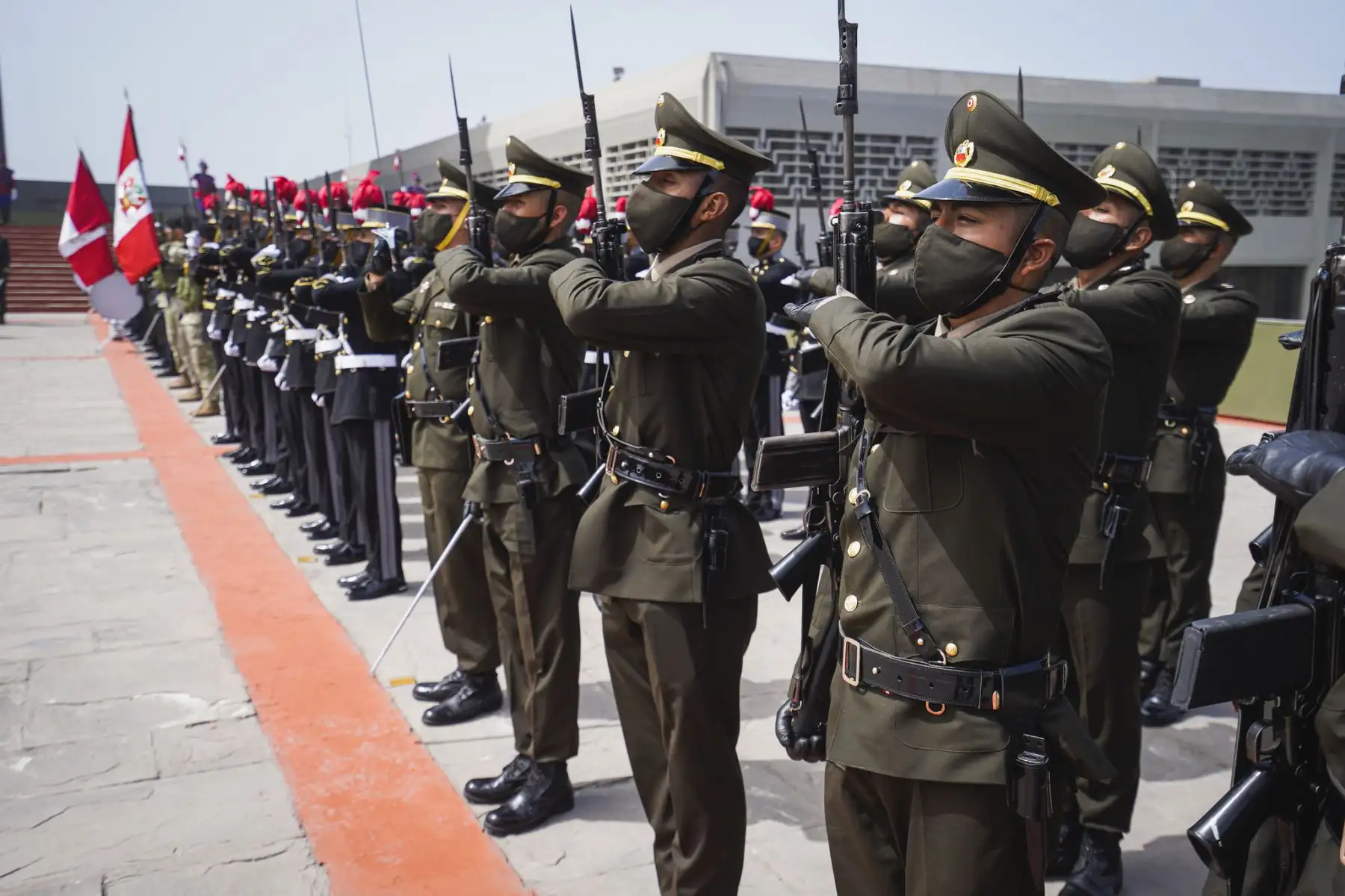 El ministro de Defensa, José Luis Gavidia , preside la ceremonia por el Aniversario 81° de la Campaña Militar de 1941, en el Cuartel General del Ejército, en presencia de los excombatientes que lucharon en esta victoriosa gesta.
Foto: Mindef