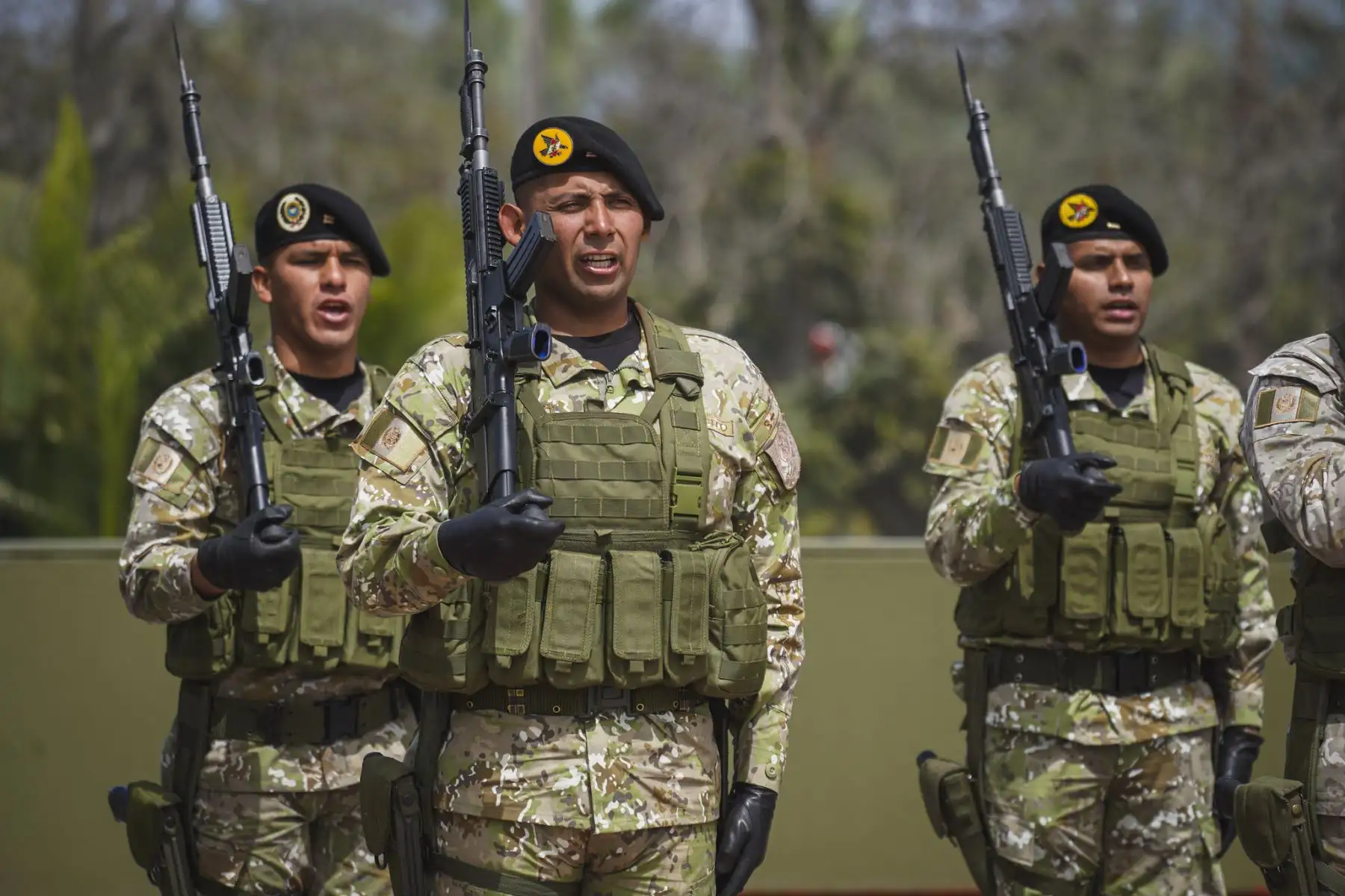 El ministro de Defensa, José Luis Gavidia , preside la ceremonia por el Aniversario 81° de la Campaña Militar de 1941, en el Cuartel General del Ejército, en presencia de los excombatientes que lucharon en esta victoriosa gesta.
Foto: Mindef