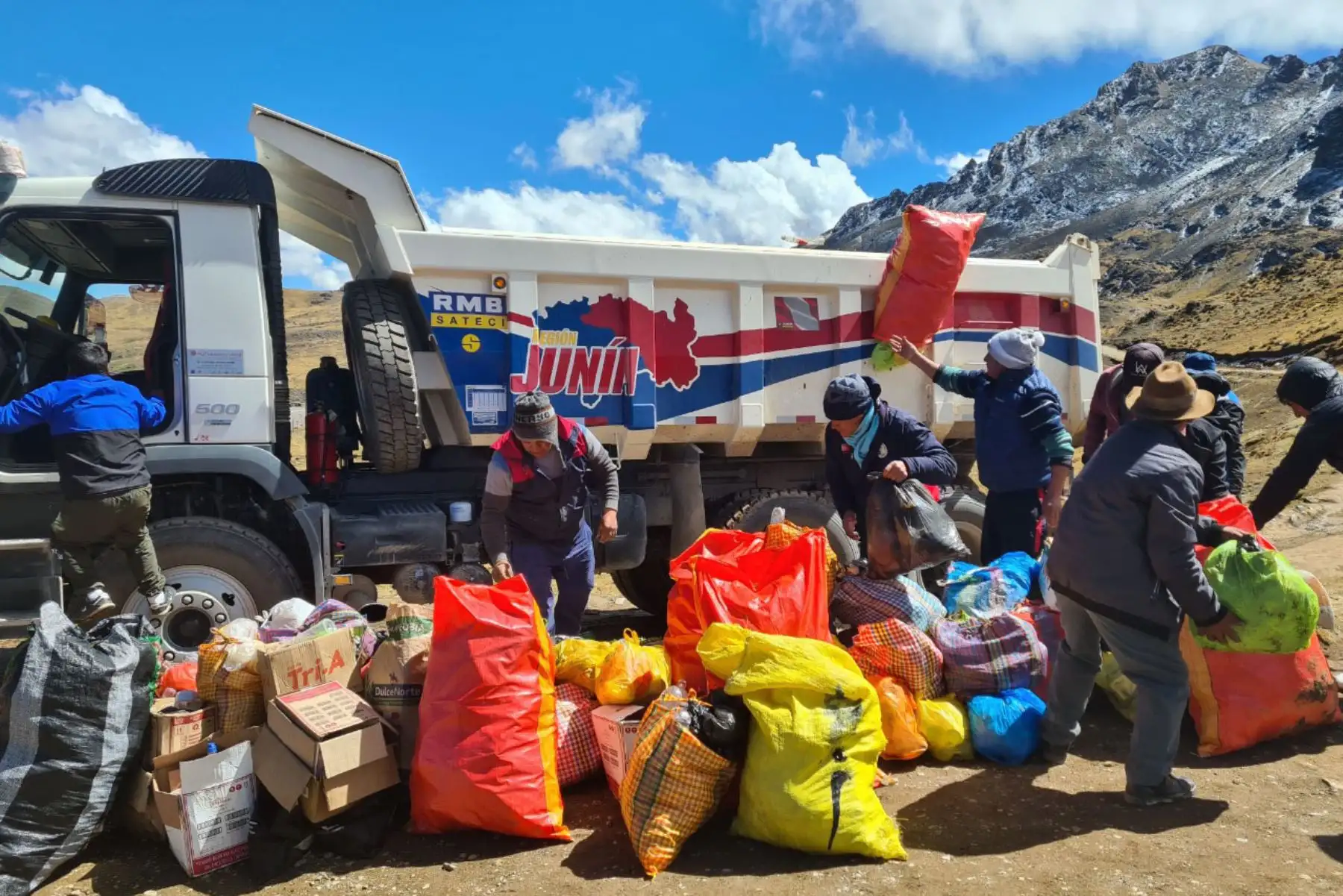 Se retiró gran cantidad de botellas, ofrendas, cabezas de animales, vasos y prendas de vestir.  Foto: ANDINA/Difusión