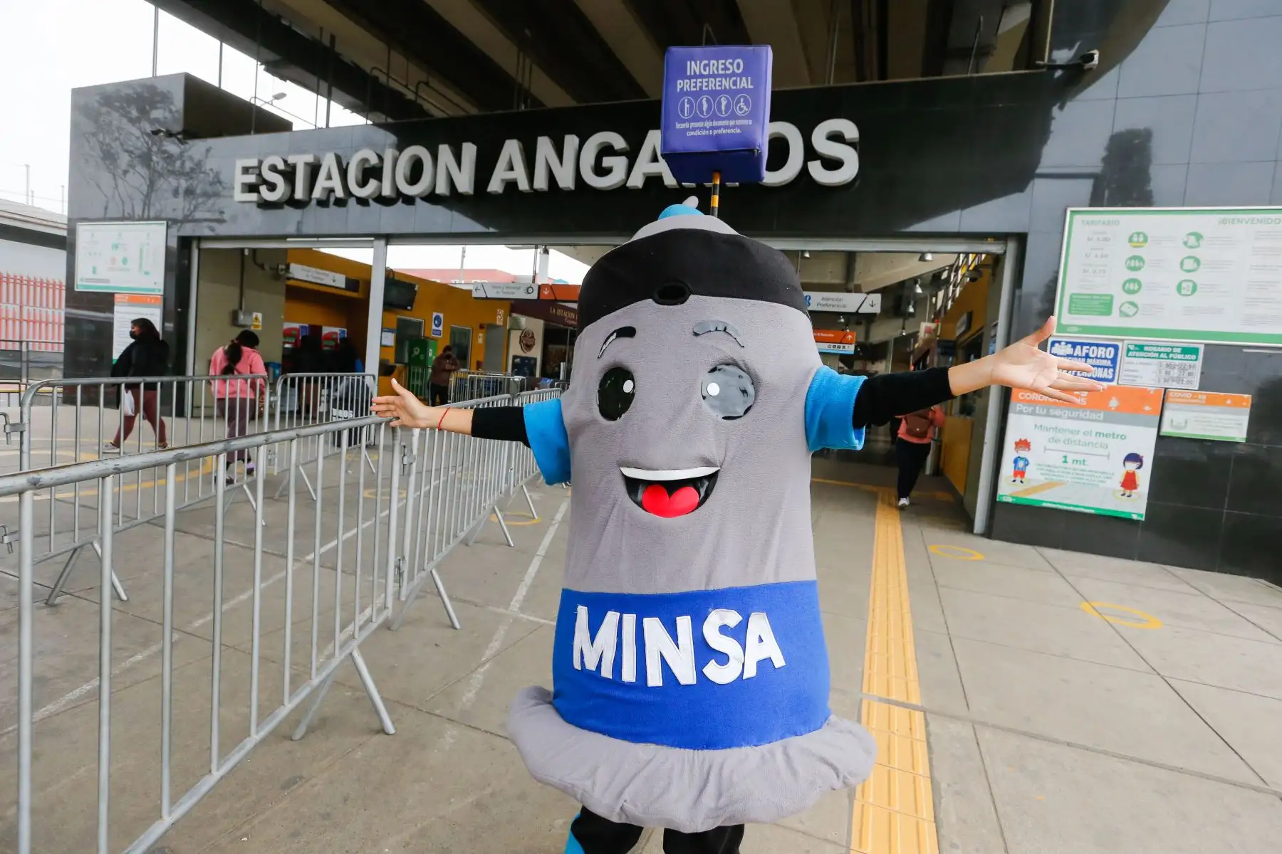 Ministerio de Salud  relanza la campaña "Me vacuno en la Línea 1" para acercar la vacunación contra la covid -19 y otras enfermedades a los usuarios de las estaciones de la Línea 1 del Metro de Lima. 
Foto: Minsa