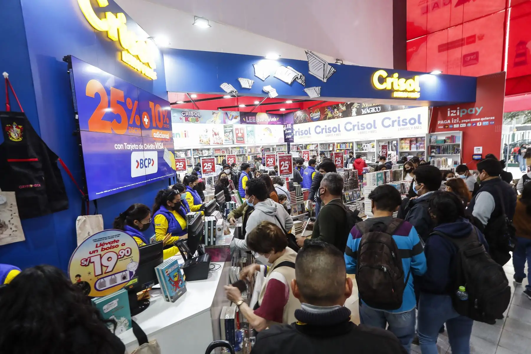 Stand de librerías Crisol en la Feria Internacional del Libro de Lima ofrece interesantes opciones y grandes ofertas. 
Foto: ANDINA/Renato Pajuelo