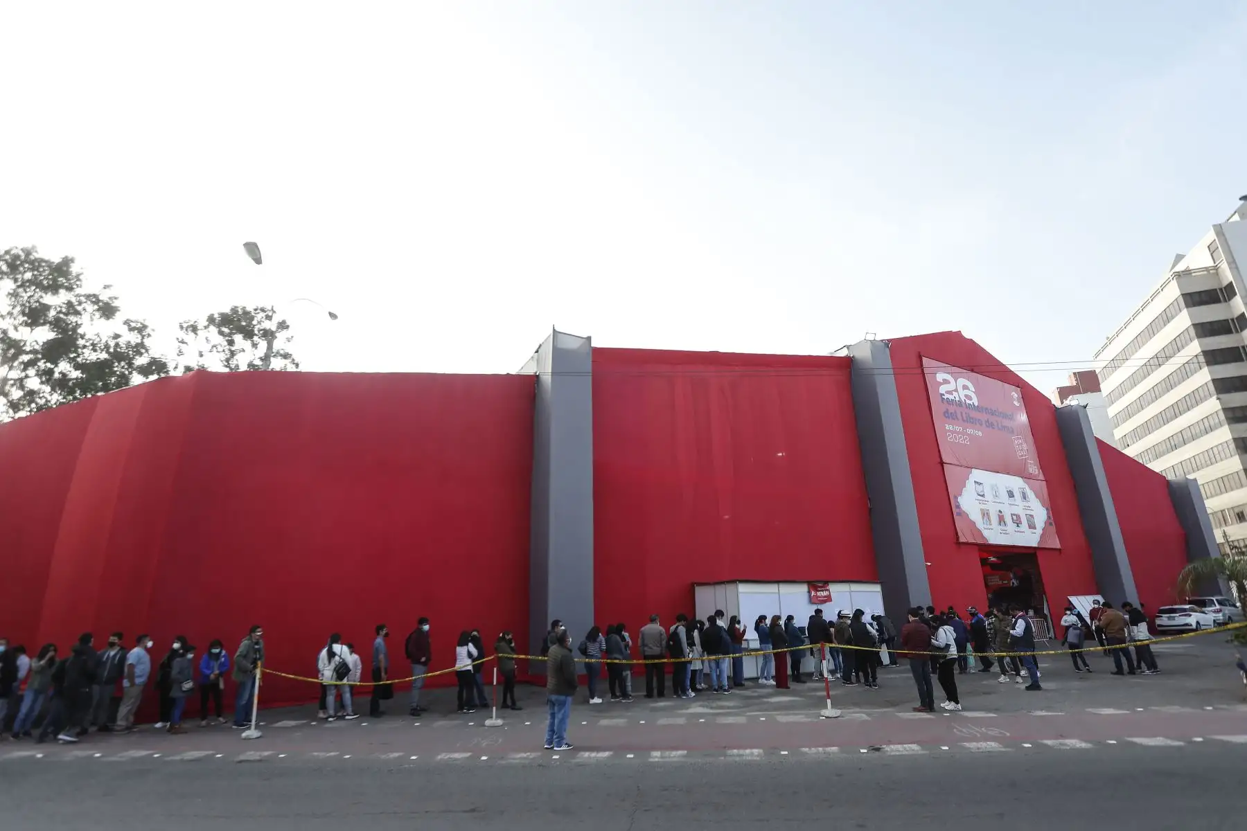 Ciudadanos realizan largas colas para ingresar a  la Feria Internacional del Libro de Lima.
Foto: ANDINA/Renato Pajuelo