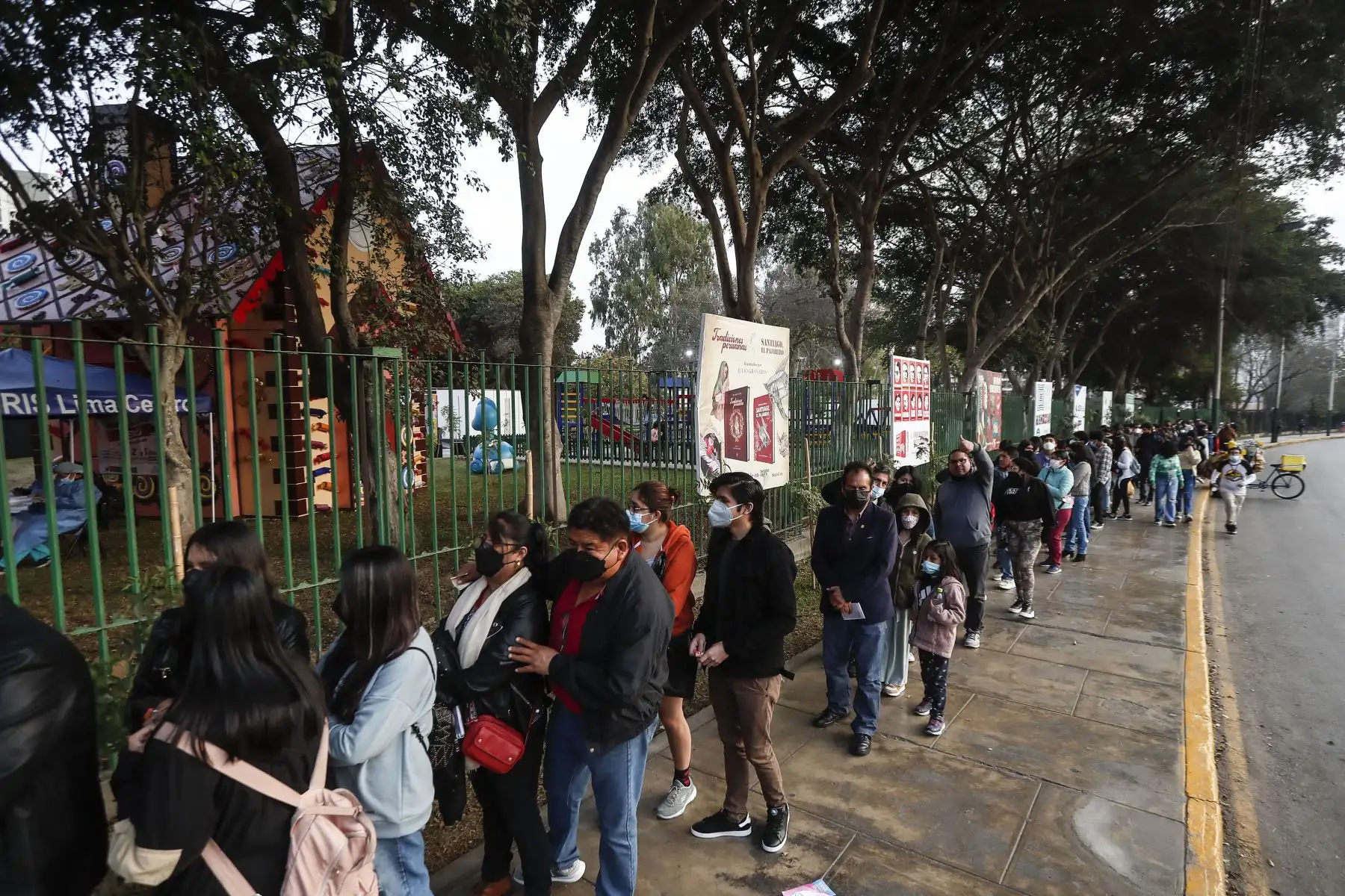 Ciudadanos realizan largas colas para ingresar a  la Feria Internacional del Libro de Lima.
Foto: ANDINA/Renato Pajuelo