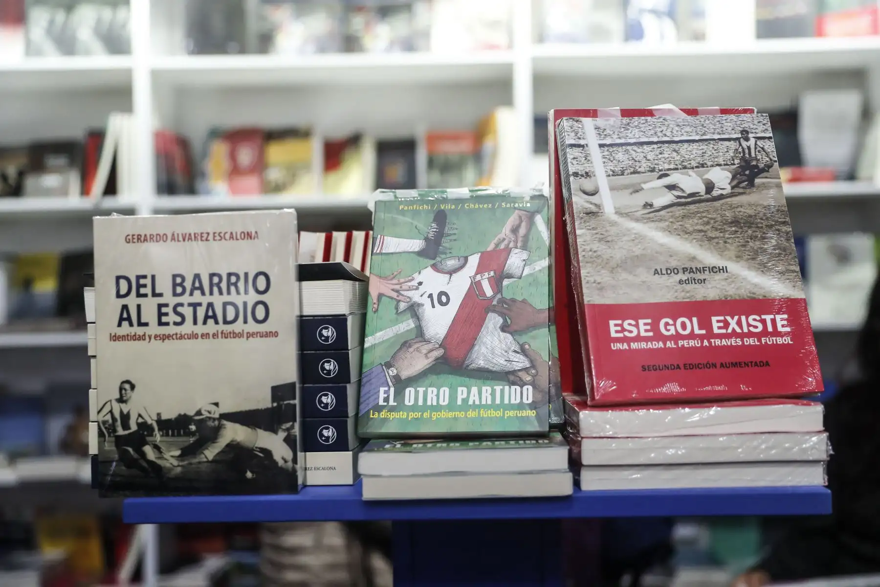 Stand de  la PUCP ofrece variedad de libros para diversas disciplinas  en la Feria Internacional del Libro de Lima-FIL Lima 2022. 
Foto: ANDINA/Renato Pajuelo