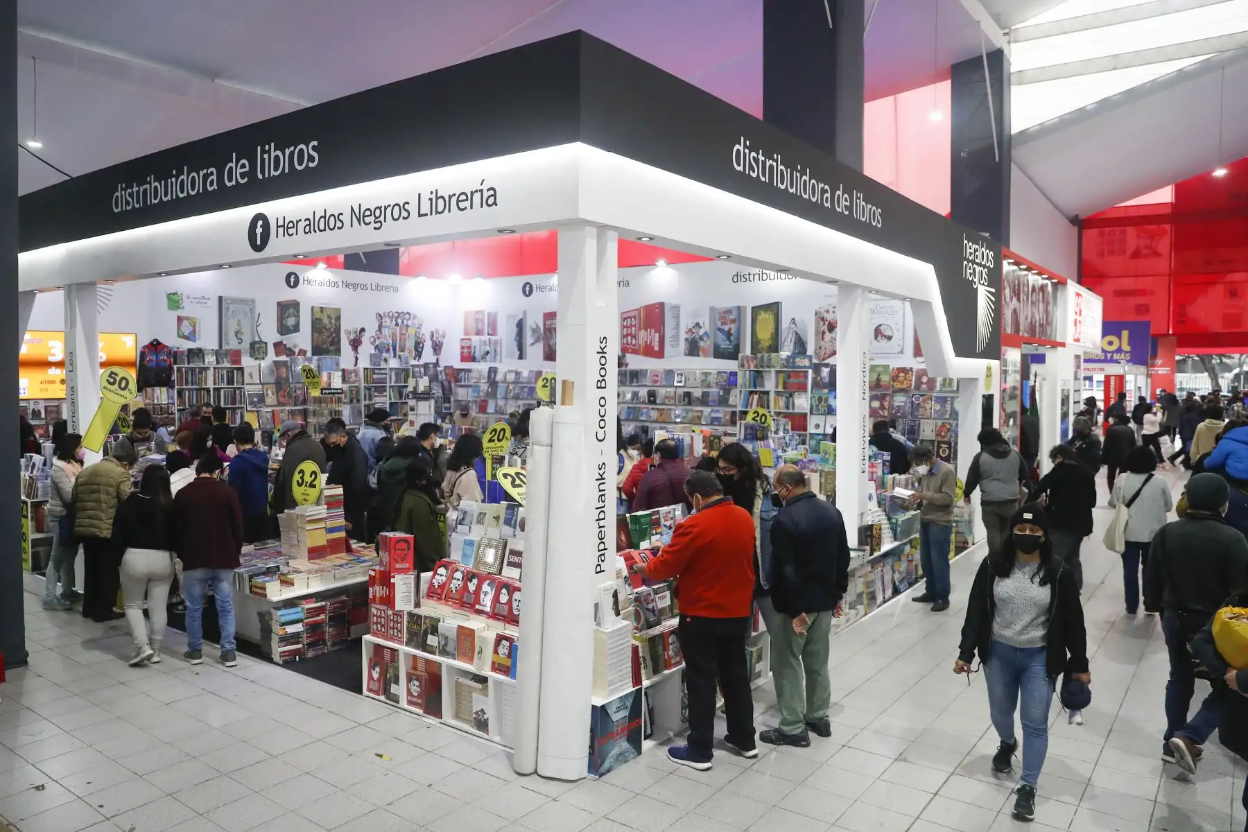 Stand de la Distribuidora Heraldos Negros en la Feria Internacional del Libro de Lima ofrece interesantes opciones y grandes ofertas. Foto: ANDINA/Renato Pajuelo