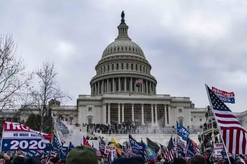 Iba a la cabeza del primer grupo que atacó la sede del Congreso y contribuyó a forzar las líneas policiales. Foto: AFP