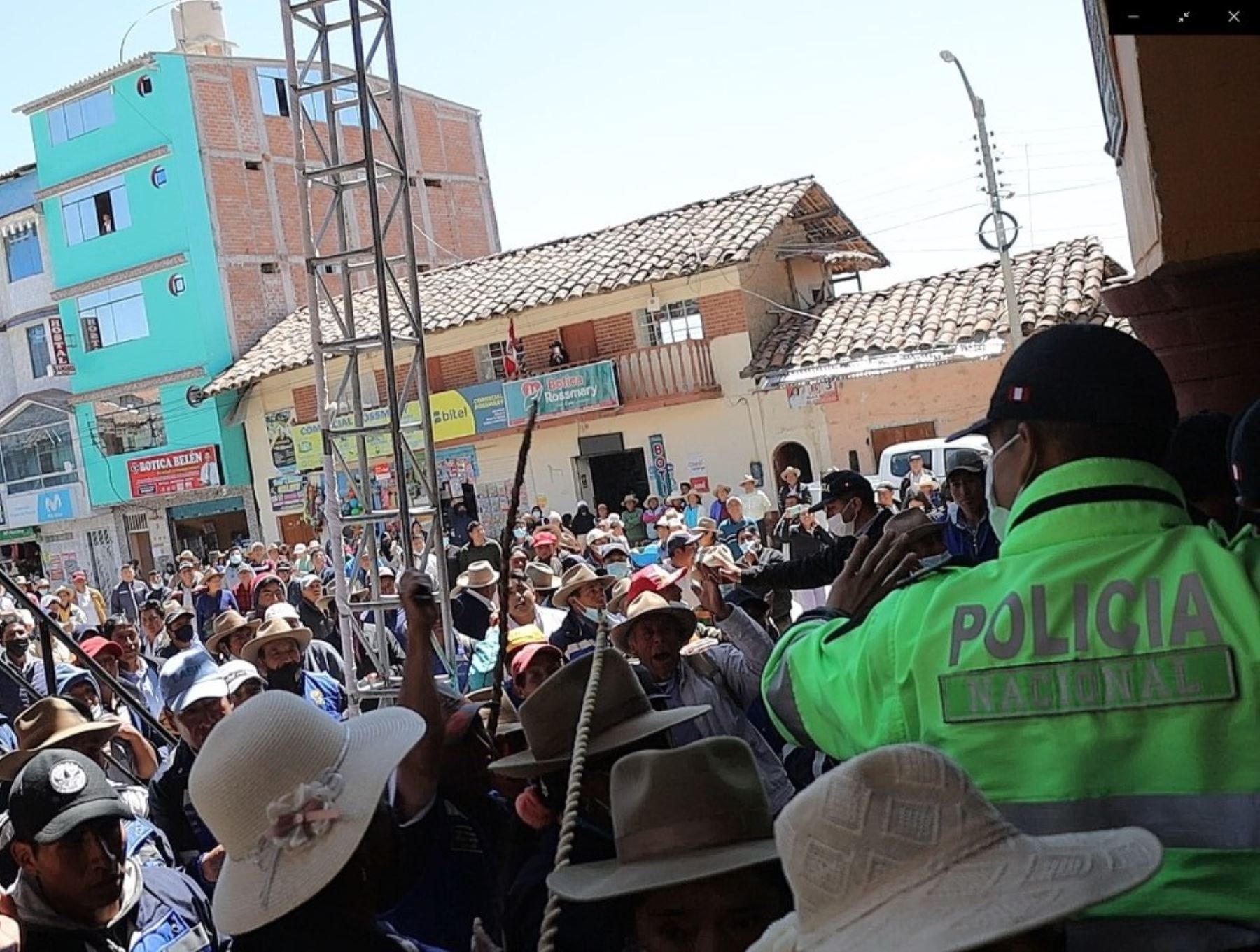 Ronderos de la provincia de Julcán golpean a autoridades de La Libertad durante reunión celebrada en la plaza de Armas.