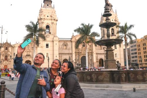 Familias disfrutan del feriado largo en la plaza de Armas de Lima, Foto: ANDINA/archivo.