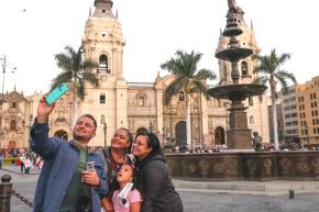 Familias disfrutan de día feriado en la plaza de Armas de Lima, Foto: ANDINA/archivo.