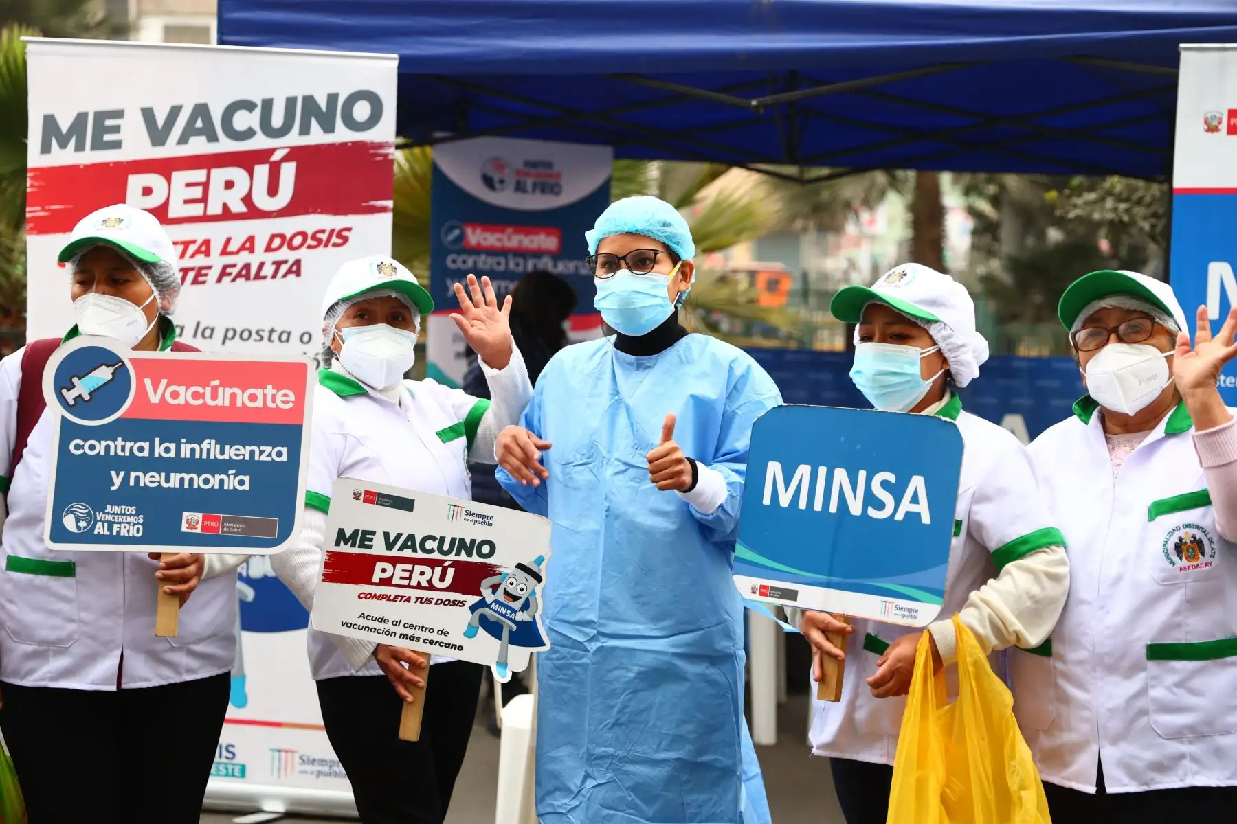 Con el propósito de promover los hábitos saludables en la población para protegerse de las bajas temperaturas, principalmente la vacunación contra la influenza y el neumococo, el Ministerio de Salud (Minsa) ha organizado una jornada de vacunación con los trabajadores emolienteros, en el marco de la campaña “Juntos venceremos al frío” que se llevó a cabo en el Mercado de Ceres Medio, distrito de Ate Vitarte.Foto: ANDINA/ Andrés Valle
