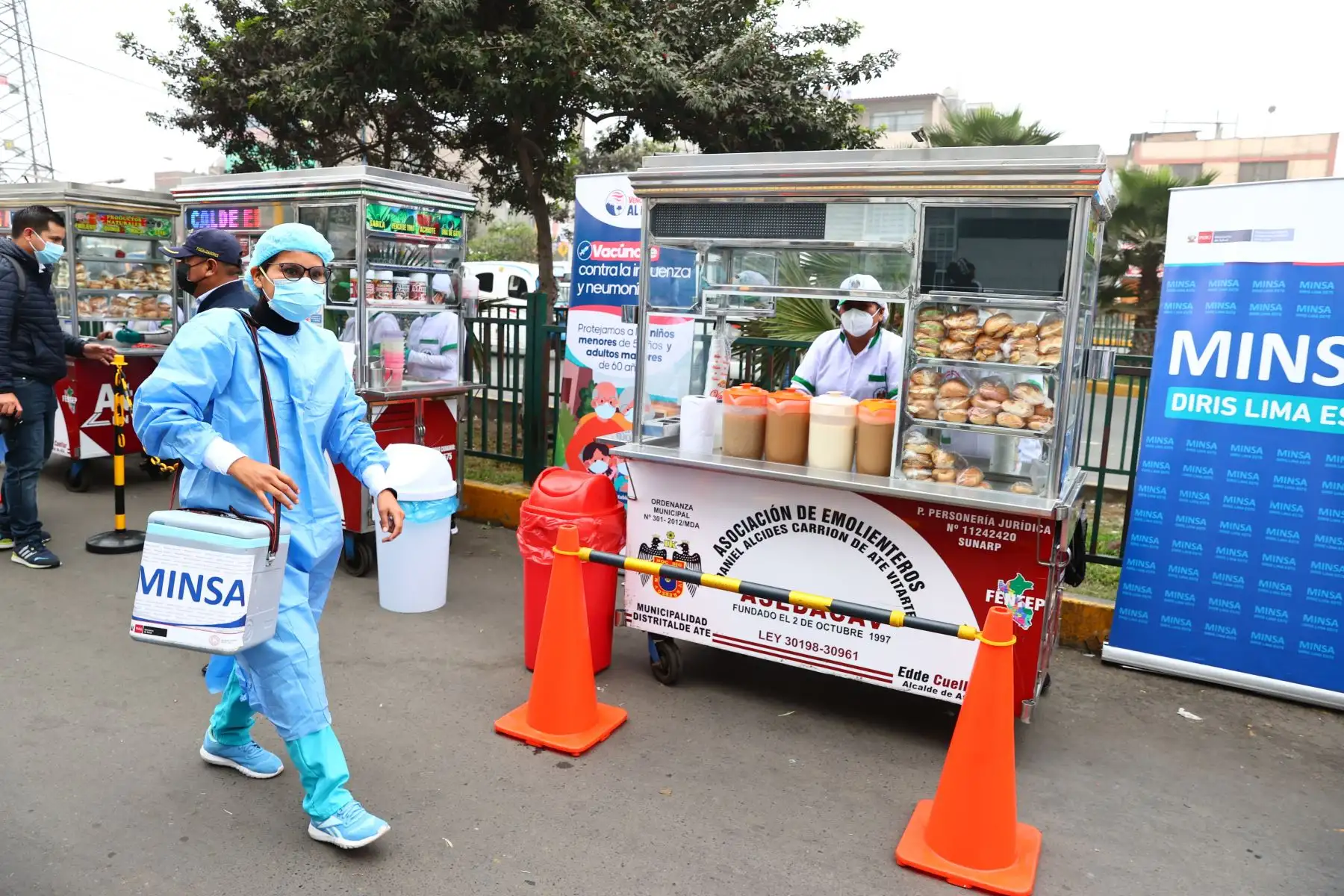 Con el propósito de promover los hábitos saludables en la población para protegerse de las bajas temperaturas, principalmente la vacunación contra la influenza y el neumococo, el Ministerio de Salud (Minsa) ha organizado una jornada de vacunación con los trabajadores emolienteros, en el marco de la campaña “Juntos venceremos al frío” que se llevó a cabo en el Mercado de Ceres Medio, distrito de Ate Vitarte.Foto: ANDINA/ Andrés Valle