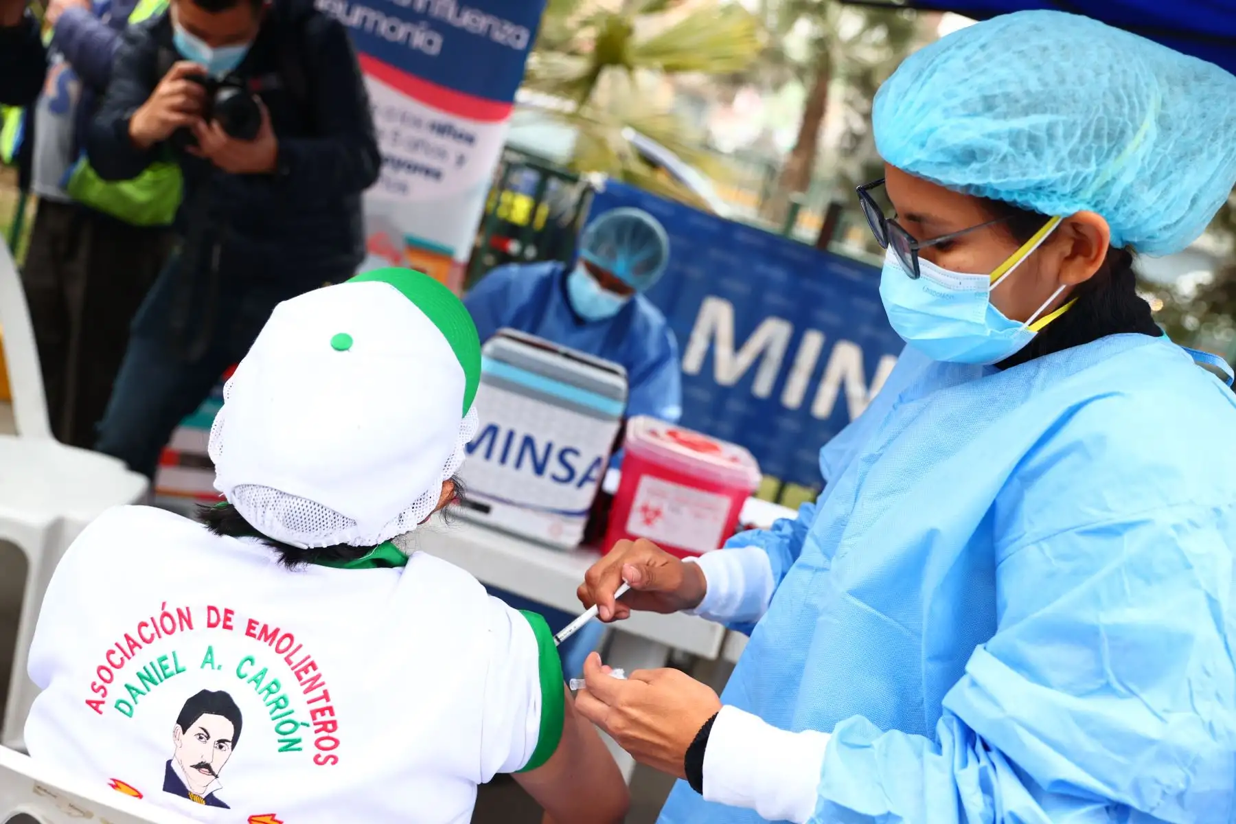 Con el propósito de promover los hábitos saludables en la población para protegerse de las bajas temperaturas, principalmente la vacunación contra la influenza y el neumococo, el Ministerio de Salud (Minsa) ha organizado una jornada de vacunación con los trabajadores emolienteros, en el marco de la campaña “Juntos venceremos al frío” que se llevó a cabo en el Mercado de Ceres Medio, distrito de Ate Vitarte.Foto: ANDINA/ Andrés Valle