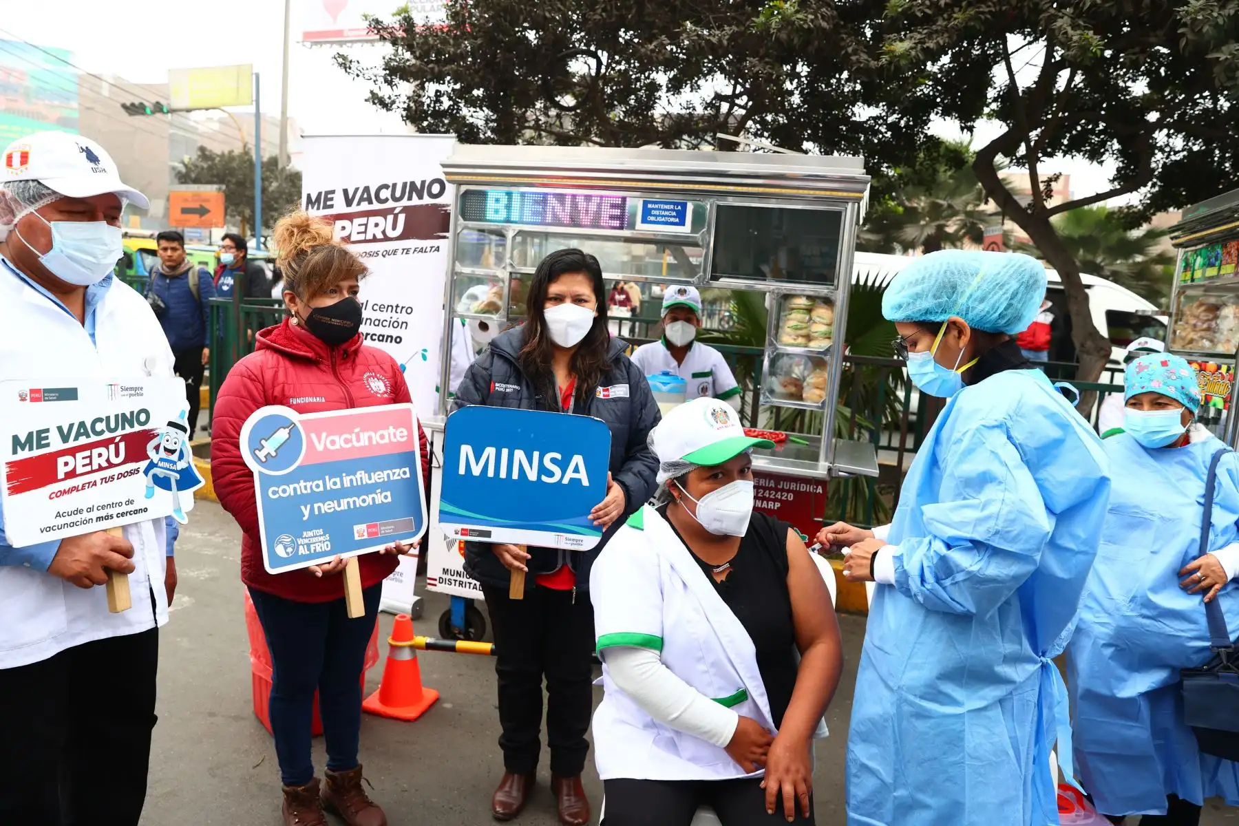 Con el propósito de promover los hábitos saludables en la población para protegerse de las bajas temperaturas, principalmente la vacunación contra la influenza y el neumococo, el Ministerio de Salud (Minsa) ha organizado una jornada de vacunación con los trabajadores emolienteros, en el marco de la campaña “Juntos venceremos al frío” que se llevó a cabo en el Mercado de Ceres Medio, distrito de Ate Vitarte.Foto: ANDINA/ Andrés Valle