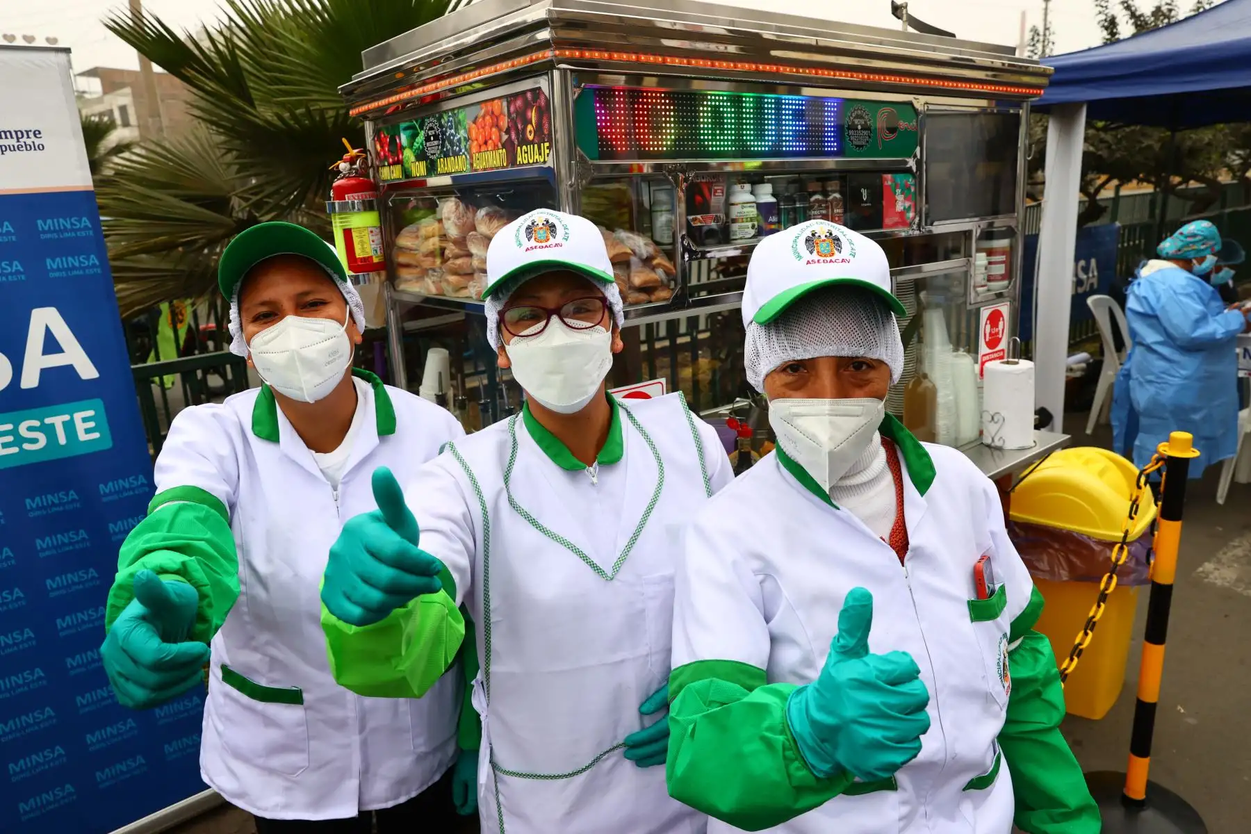 Con el propósito de promover los hábitos saludables en la población para protegerse de las bajas temperaturas, principalmente la vacunación contra la influenza y el neumococo, el Ministerio de Salud (Minsa) ha organizado una jornada de vacunación con los trabajadores emolienteros, en el marco de la campaña “Juntos venceremos al frío” que se llevó a cabo en el Mercado de Ceres Medio, distrito de Ate Vitarte.Foto: ANDINA/ Andrés Valle