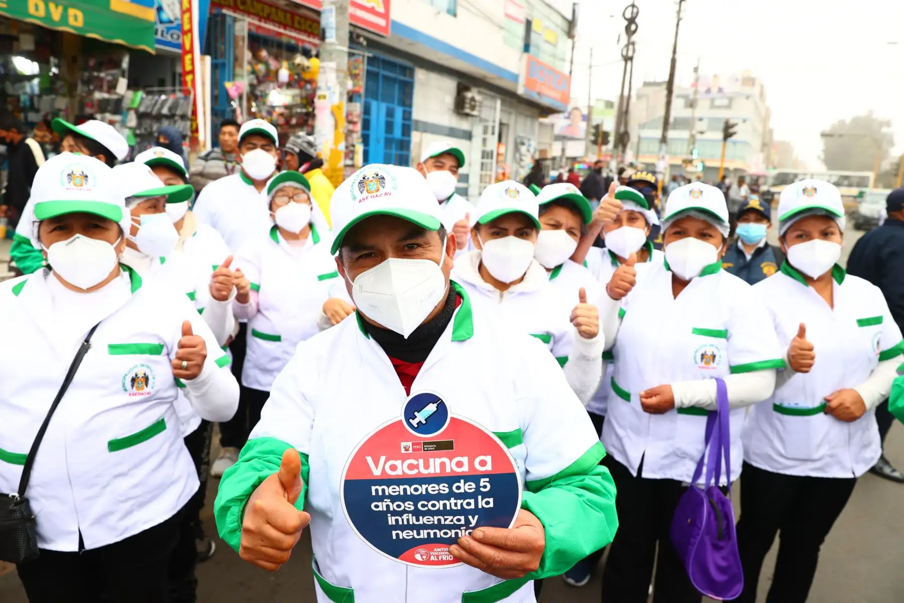 Con el propósito de promover los hábitos saludables en la población para protegerse de las bajas temperaturas, principalmente la vacunación contra la influenza y el neumococo, el Ministerio de Salud (Minsa) ha organizado una jornada de vacunación con los trabajadores emolienteros, en el marco de la campaña “Juntos venceremos al frío” que se llevó a cabo en el Mercado de Ceres Medio, distrito de Ate Vitarte.Foto: ANDINA/ Andrés Valle