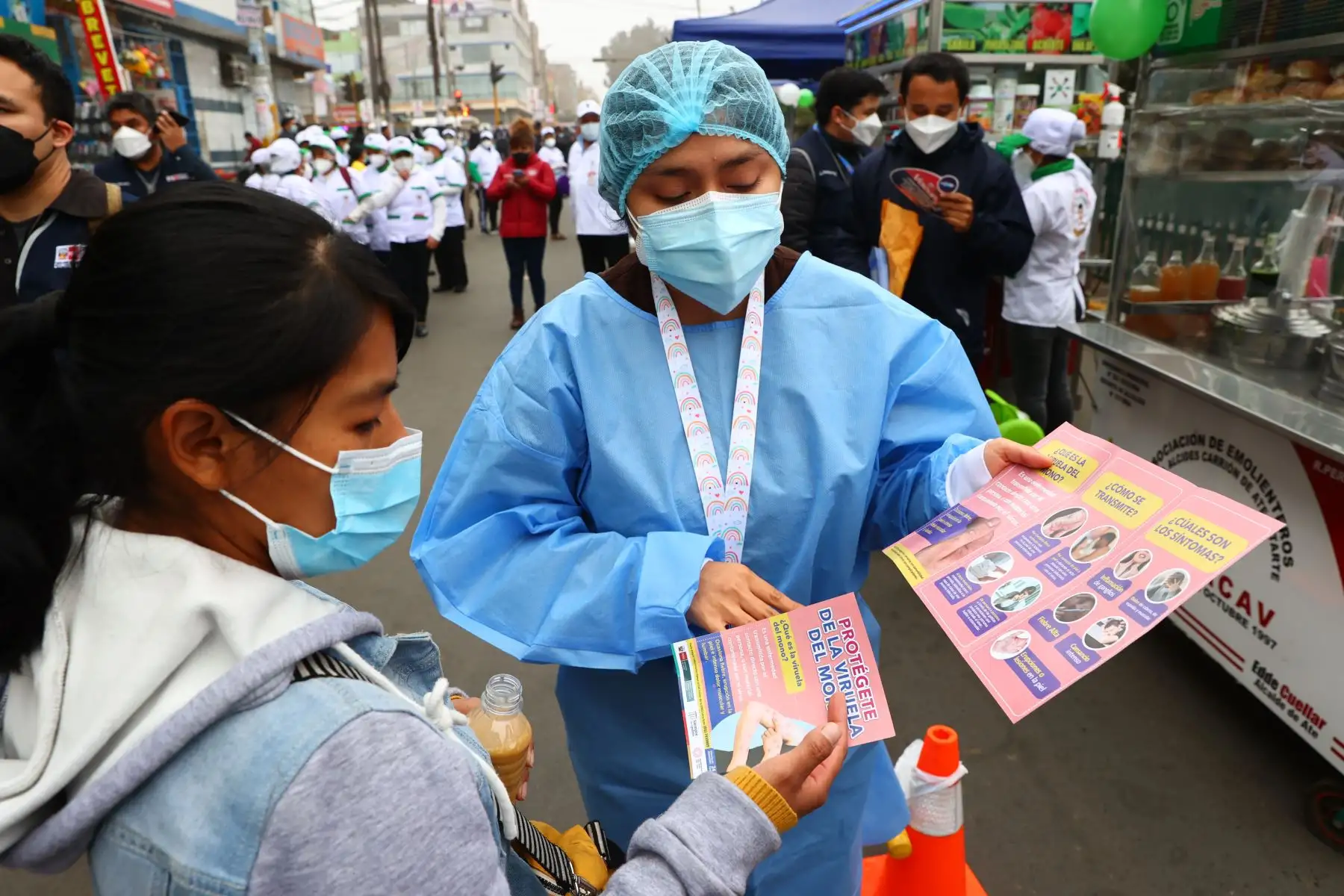 Con el propósito de promover los hábitos saludables en la población para protegerse de las bajas temperaturas, principalmente la vacunación contra la influenza y el neumococo, el Ministerio de Salud (Minsa) ha organizado una jornada de vacunación con los trabajadores emolienteros, en el marco de la campaña “Juntos venceremos al frío” que se llevó a cabo en el Mercado de Ceres Medio, distrito de Ate Vitarte.Foto: ANDINA/ Andrés Valle