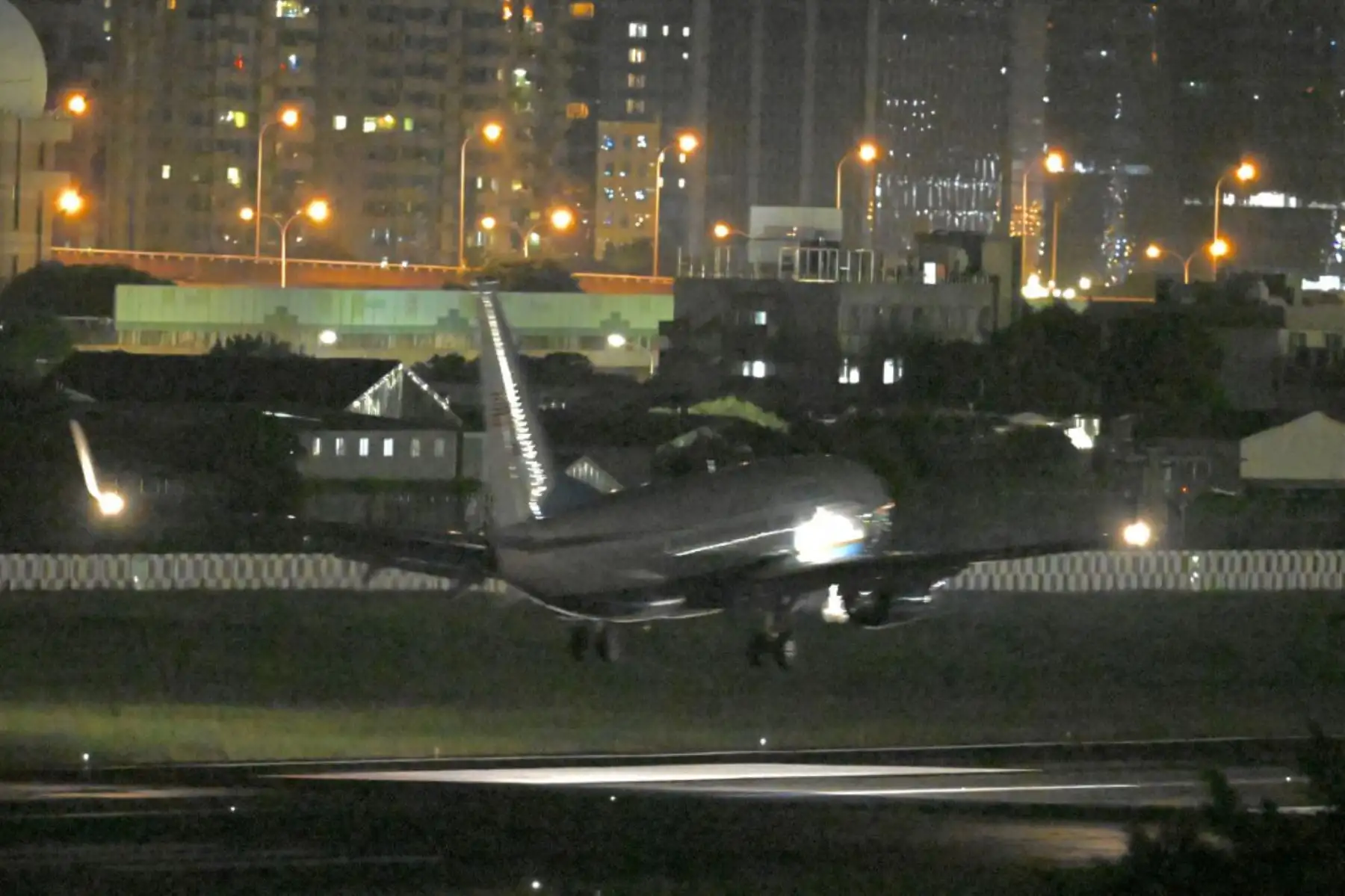 El vuelo SPAR19 de Boeing C-40C que transporta a la delegación encabezada por la presidenta de la Cámara de Representantes de EE. UU., Nancy Pelosi, llega al aeropuerto de Songshan en Taipei, Taiwán, el 2 de agosto de 2022. visita Taiwán. Foto: AFP