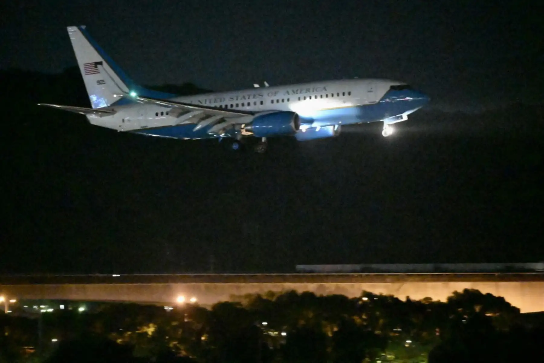 El vuelo SPAR19 de Boeing C-40C que transporta a la delegación encabezada por la presidenta de la Cámara de Representantes de EE. UU., Nancy Pelosi, llega al aeropuerto de Songshan en Taipei, Taiwán, el 2 de agosto de 2022. visita Taiwán. Foto: AFP