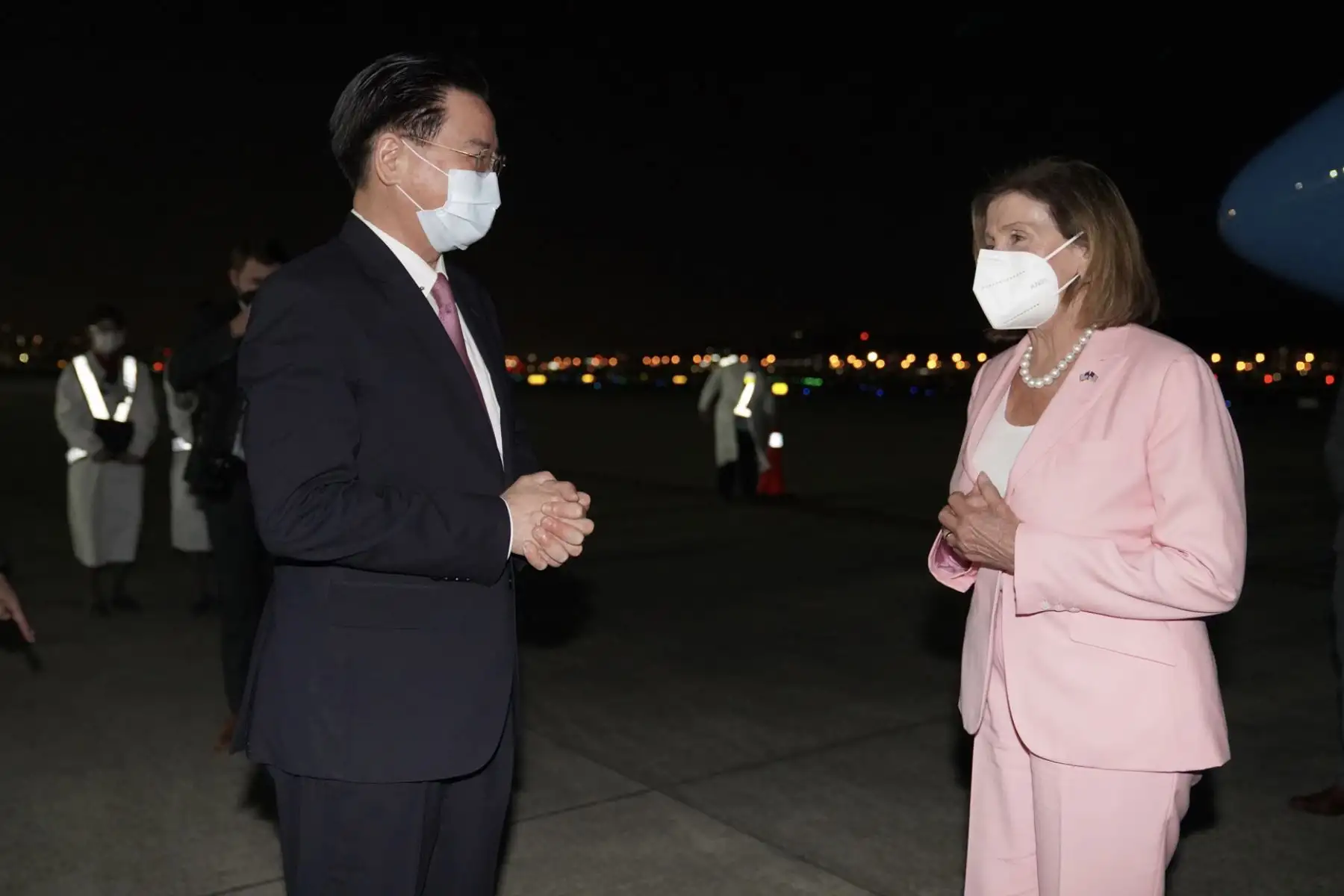 La presidenta de la Cámara de Representantes de los Estados Unidos, Nancy Pelosi, siendo recibida por el ministro de Relaciones Exteriores de Taiwán, Joseph Wu, cuando llega al aeropuerto de Songshan en Taipei, Taiwán. Foto: EFE