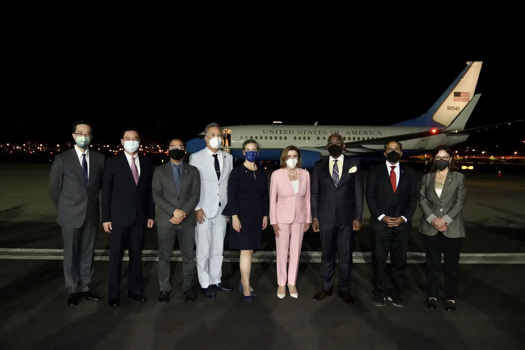 La presidenta de la Cámara de Representantes de los Estados Unidos, Nancy Pelosi, siendo recibida por el ministro de Relaciones Exteriores de Taiwán, Joseph Wu, cuando llega al aeropuerto de Songshan en Taipei, Taiwán. Foto: EFE