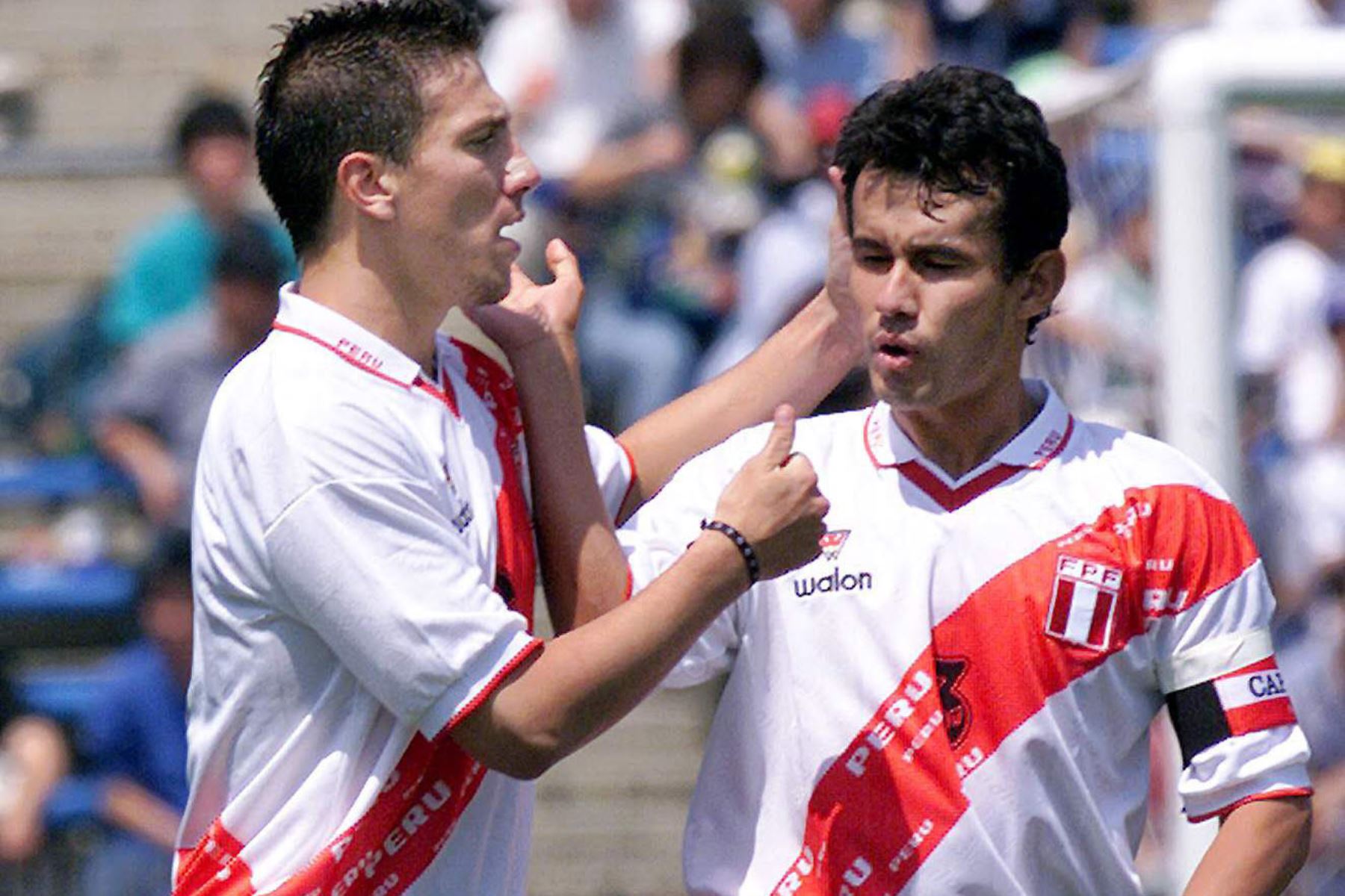 Favio Maestri, celebra con su compañero de equipo Juan Reynoso después de marcar un gol durante la primera mitad del partido de fútbol internacional de la Copa Kirin en Kioto, Japón occidental, el 30 de mayo de 1999. Foto: AFP