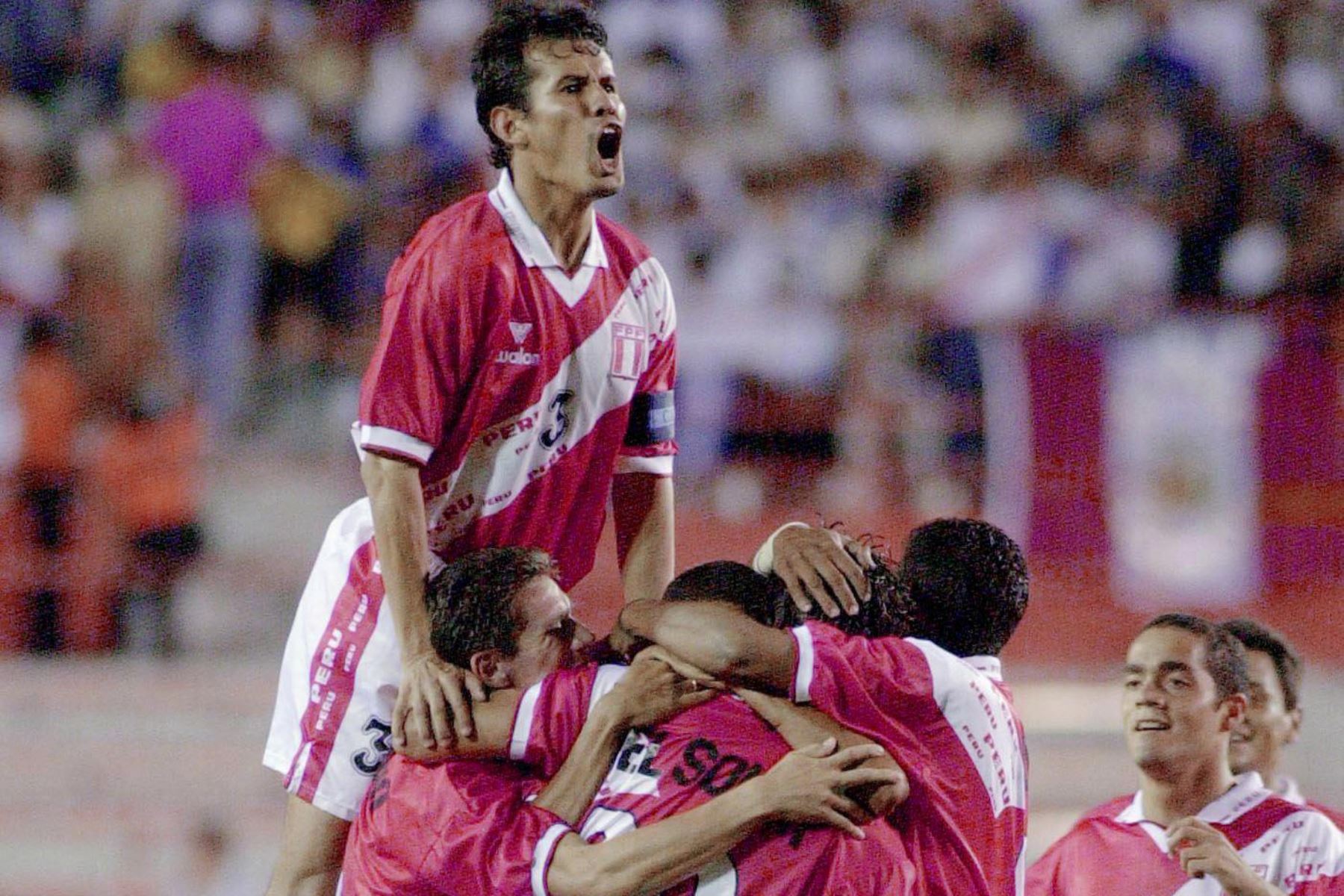Juan Reynoso de Perú salta sobre sus compañeros en la Copa Oro contra Honduras en el Orange Bowl el 19 de febrero de 2000 en Miami. Perú. Foto: AFP