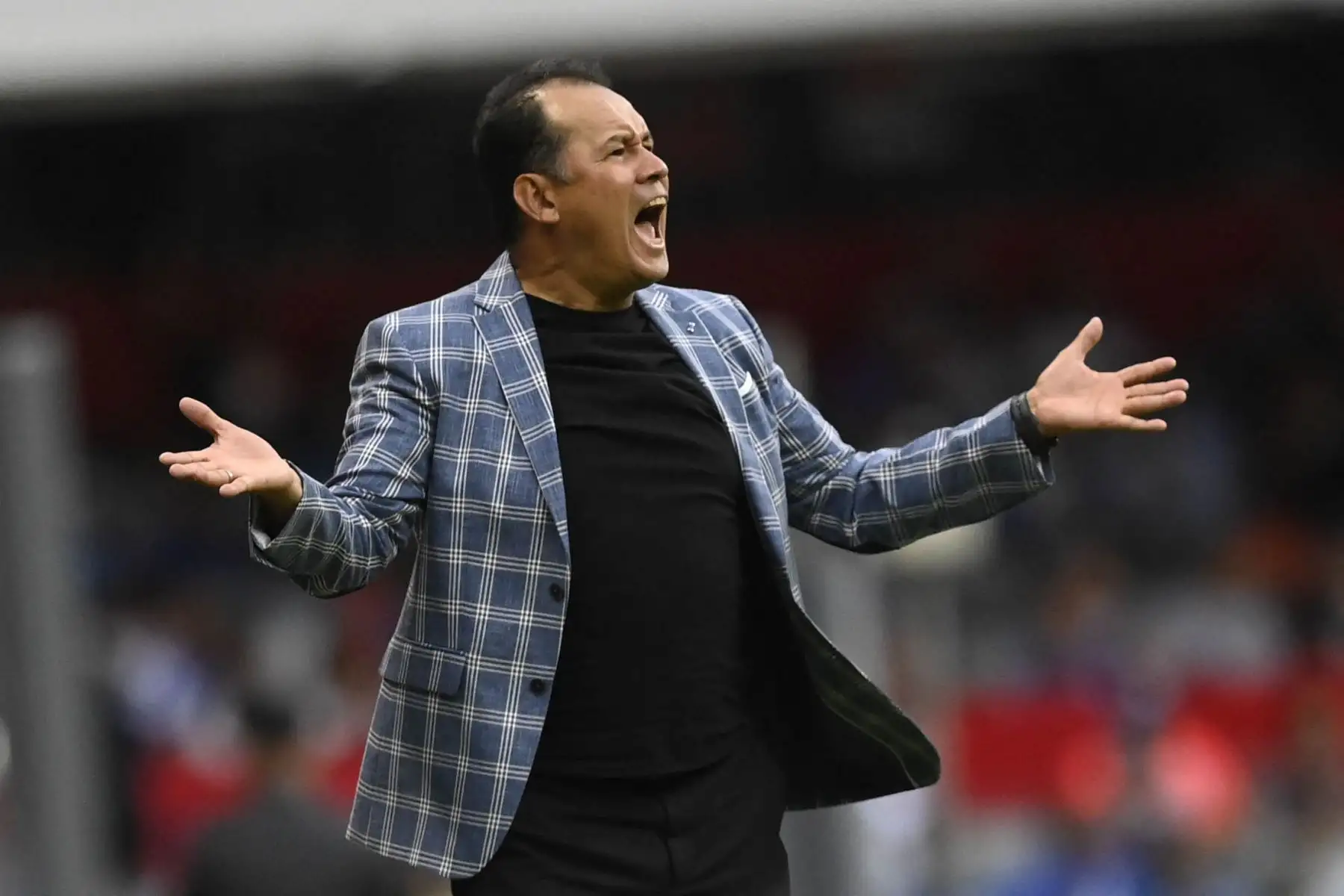 El entrenador peruano de Cruz Azul, Juan Reynoso, gesticula durante el partido de ida de cuartos de final del torneo Clausura 2022 de México contra Tigres, en el estadio Azteca de la Ciudad de México. Foto: AFP
