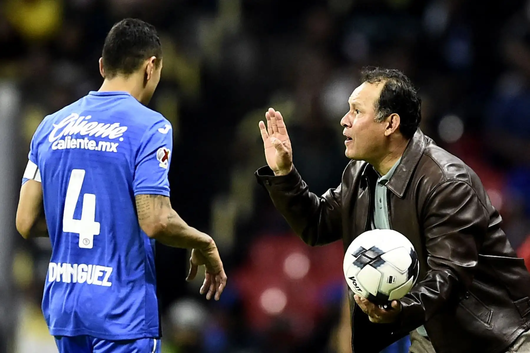 El entrenador en jefe de Cruz Azul, Juan Reynoso, da instrucciones a Julio Domínguez durante el partido de fútbol del Torneo Clausura 2022 de México contra América en el estadio Azteca de la Ciudad de México. Foto: AFP