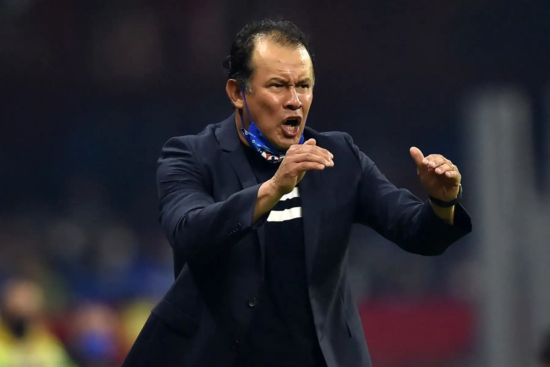 El entrenador peruano de Cruz Azul, Juan Reynoso, gesticula durante el partido final del Clausura mexicano contra Santos en el estadio Azteca de la Ciudad de México, el 30 de mayo de 2021. Foto: AFP