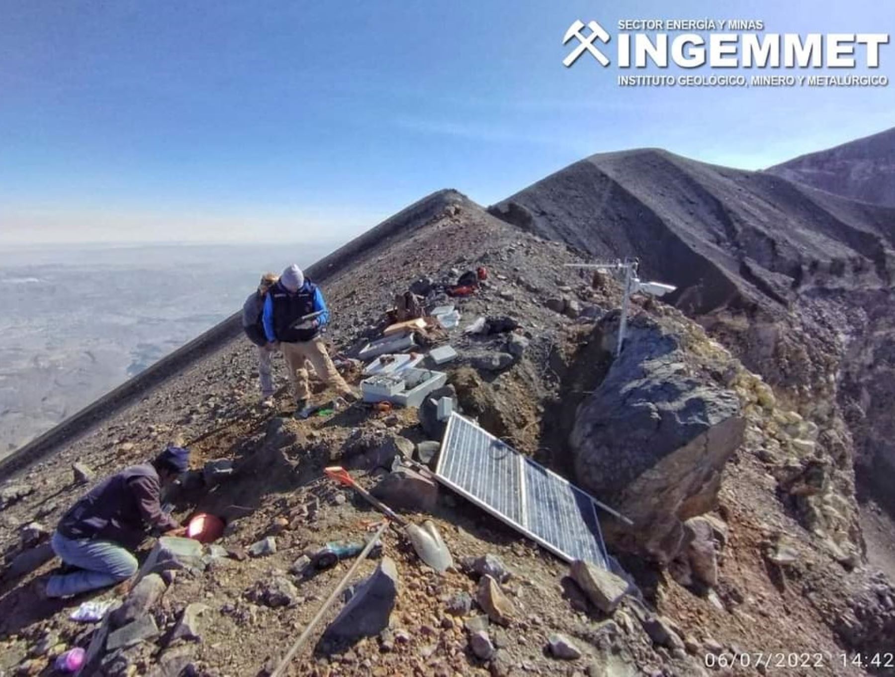 Especialistas del Ingemmet implementaron en la cima del volcán Misti, región Arequipa, la estación multiparamétrica de mayor altitud en el Perú. Foto: Ingemmet.