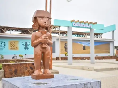 El moderno parador turístico Quibisich , ubicado en el distrito de Huanchaco, resalta por su decoración inspirada en la iconografía Chimú. ANDINA/Difusión