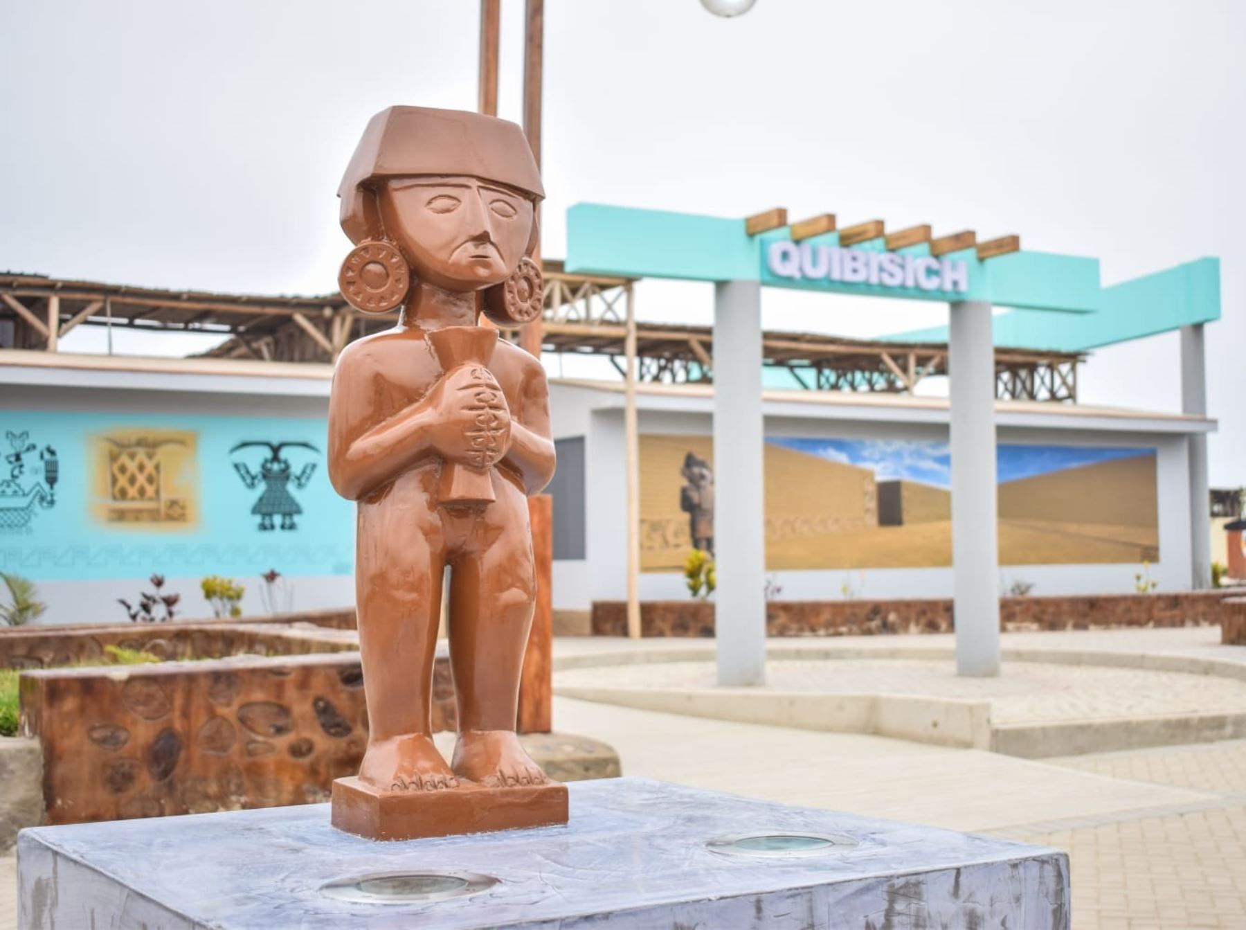 El moderno parador turístico Quibisich , ubicado en el distrito de Huanchaco, resalta por su decoración inspirada en la iconografía Chimú. ANDINA/Difusión