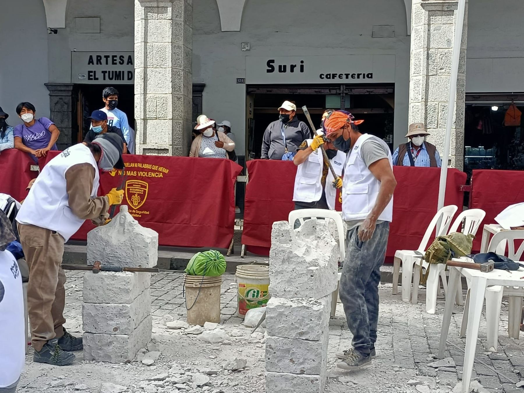 Arequipa ya vive ambiente festivo por el 482° aniversario de la Ciudad Blanca con concursos de tallado en sillar, madera, fierro forjado y repujado en cuero y cobre. ANDINA/Difusión