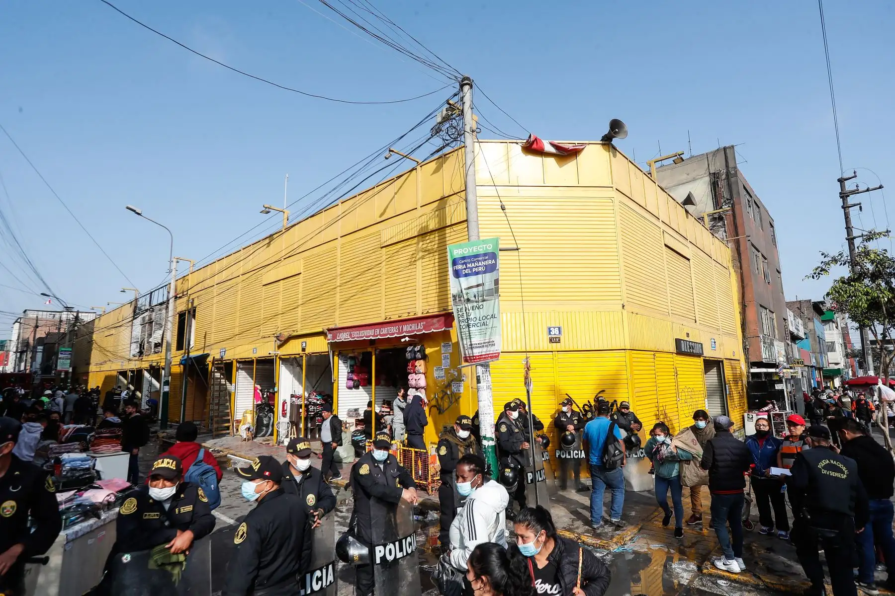 Al menos nueve unidades del Cuerpo General de Bomberos Voluntarios atendieron un incendio que consumió un sector del centro comercial "El Misti", en La Victoria, donde se vende gran cantidad de repuestos para motos y bicicletas.
Foto: ANDINA / Renato Pajuelo