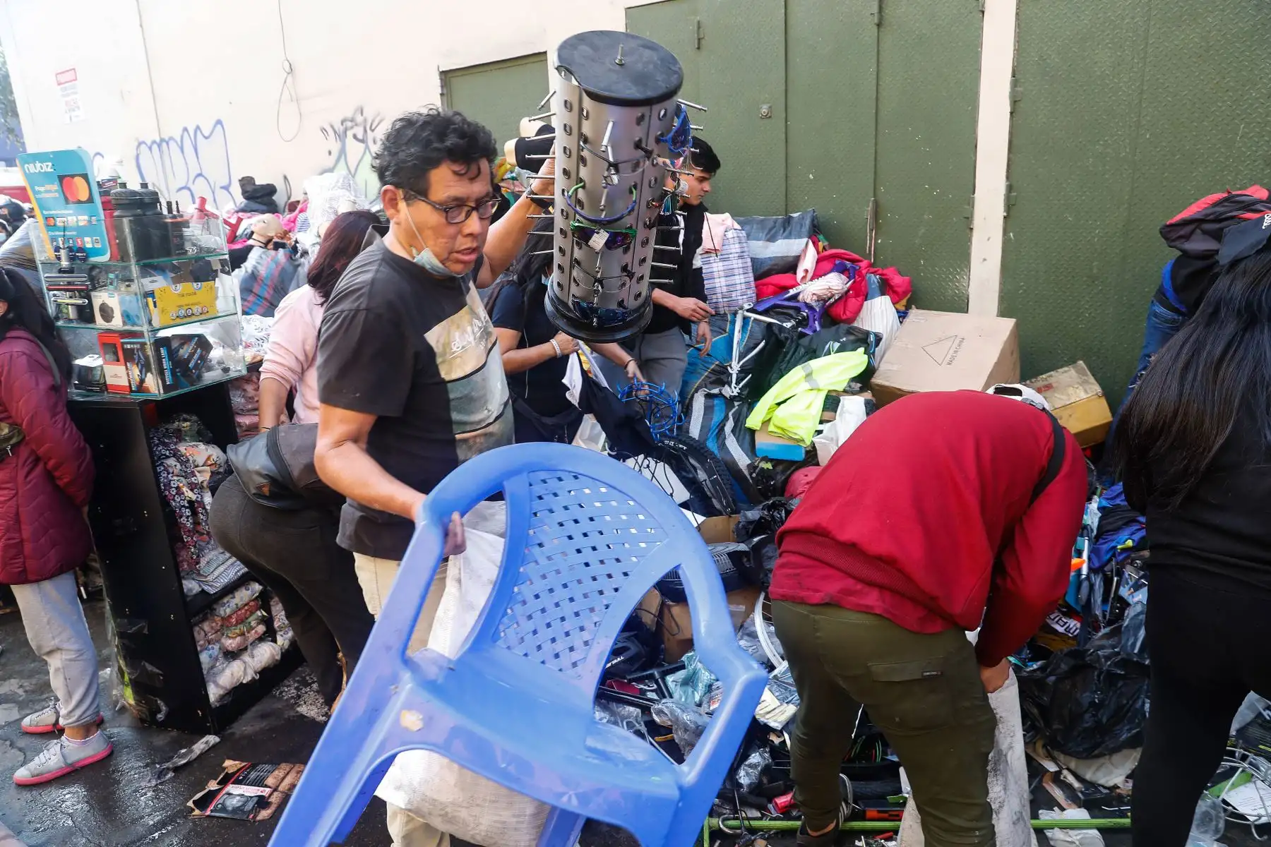 Al menos nueve unidades del Cuerpo General de Bomberos Voluntarios atendieron un incendio que consumió un sector del centro comercial "El Misti", en La Victoria, donde se vende gran cantidad de repuestos para motos y bicicletas.
Foto: ANDINA / Renato Pajuelo