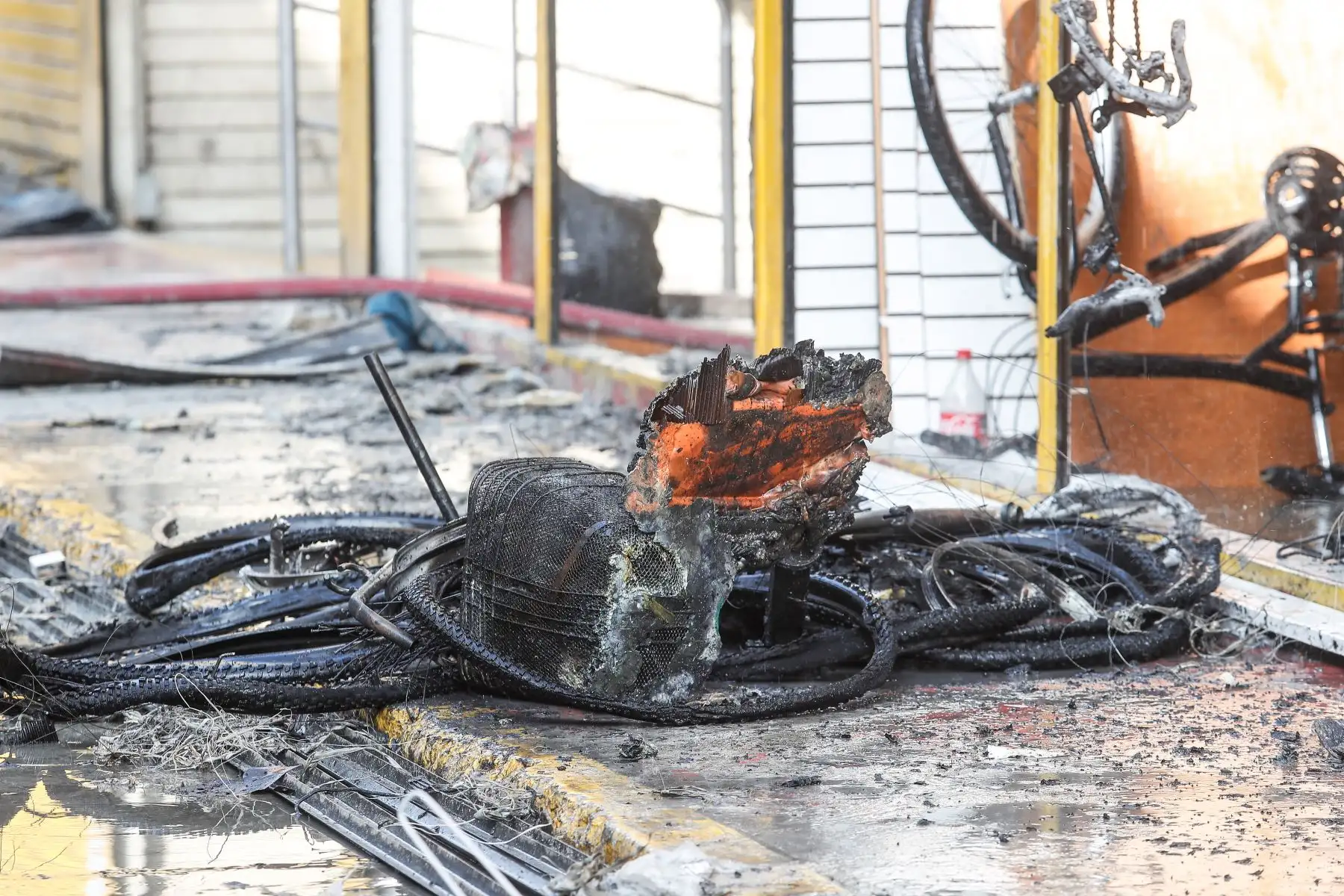 Al menos nueve unidades del Cuerpo General de Bomberos Voluntarios atendieron un incendio que consumió un sector del centro comercial "El Misti", en La Victoria, donde se vende gran cantidad de repuestos para motos y bicicletas.
Foto: ANDINA / Renato Pajuelo