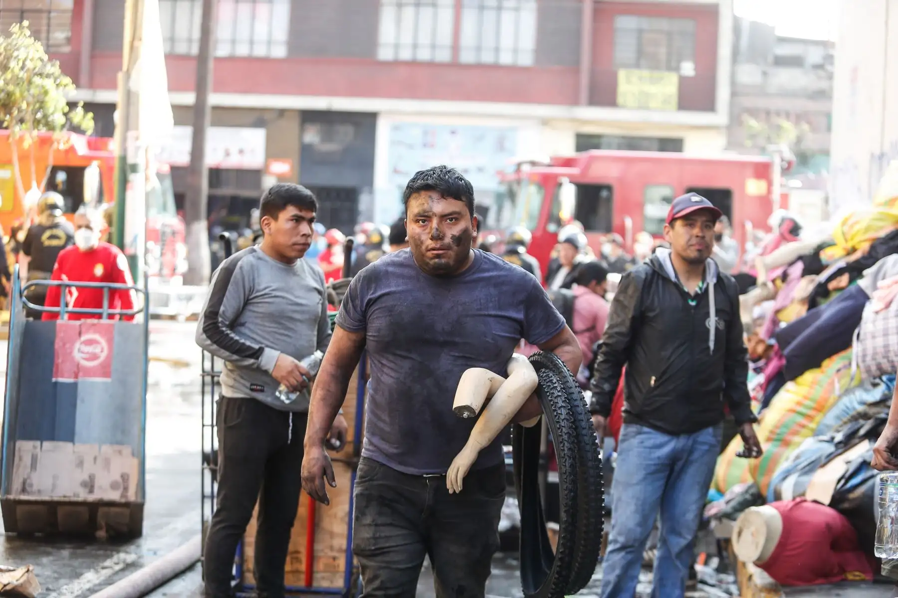 Al menos nueve unidades del Cuerpo General de Bomberos Voluntarios atendieron un incendio que consumió un sector del centro comercial "El Misti", en La Victoria, donde se vende gran cantidad de repuestos para motos y bicicletas.
Foto: ANDINA / Renato Pajuelo