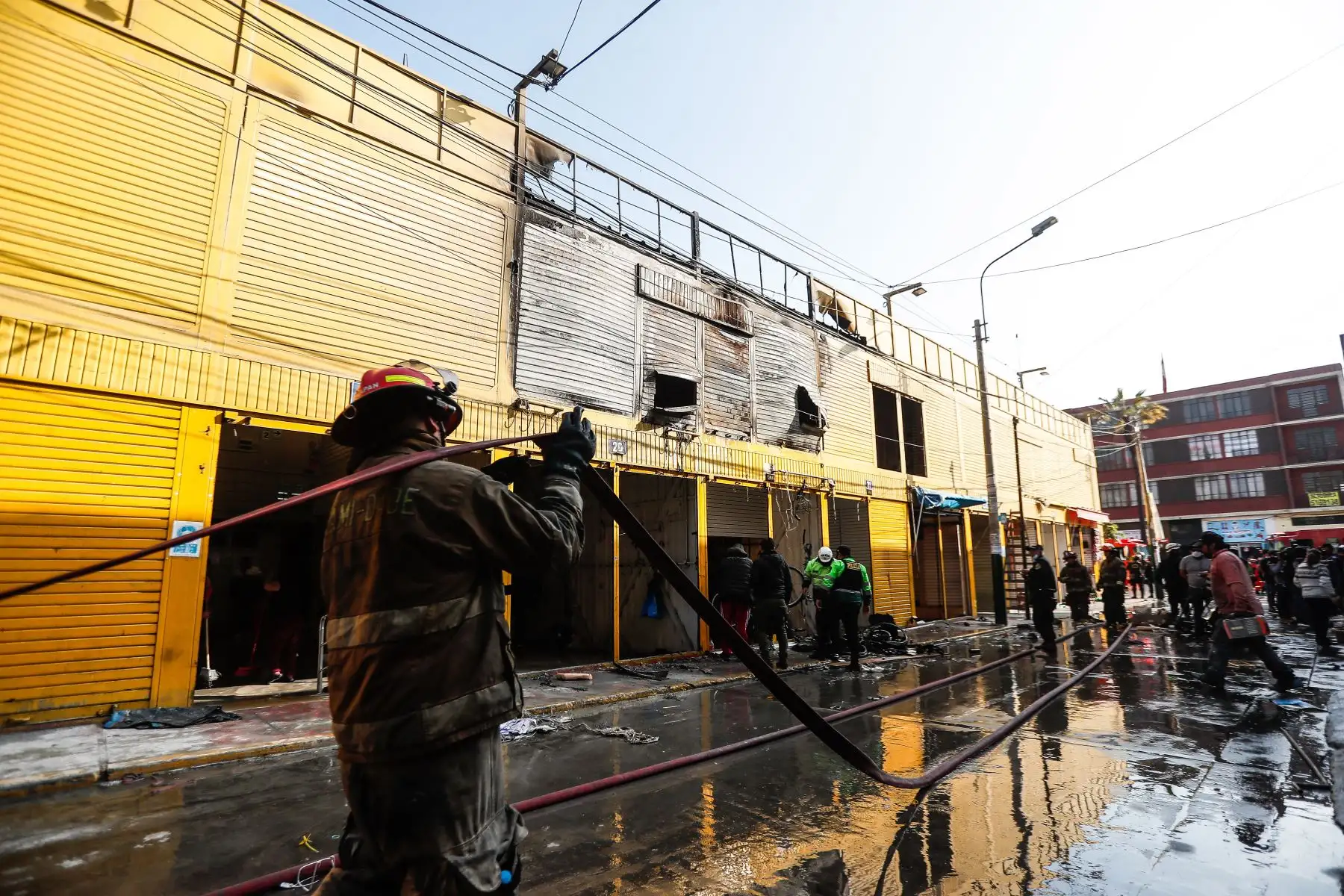 Al menos nueve unidades del Cuerpo General de Bomberos Voluntarios atendieron un incendio que consumió un sector del centro comercial "El Misti", en La Victoria, donde se vende gran cantidad de repuestos para motos y bicicletas.
Foto: ANDINA / Renato Pajuelo