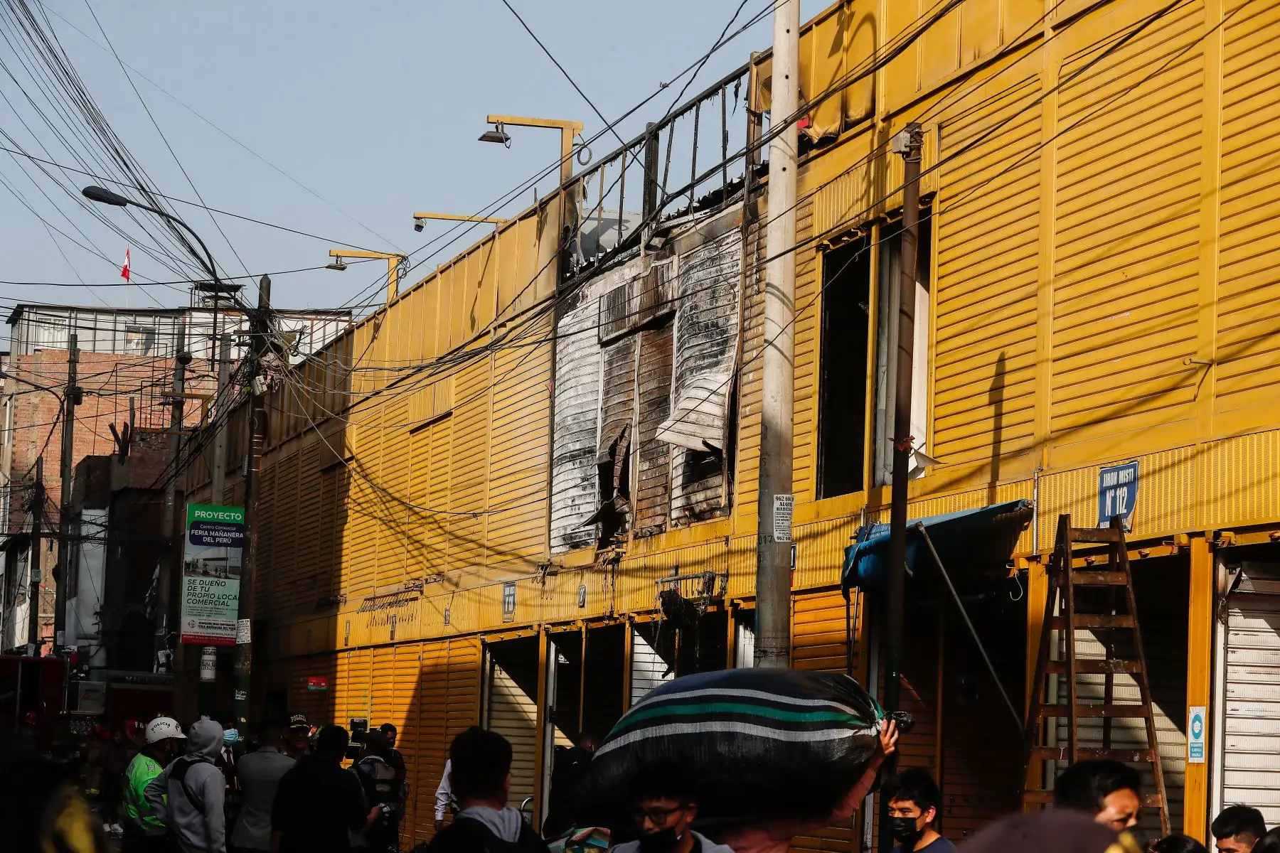 Al menos nueve unidades del Cuerpo General de Bomberos Voluntarios atendieron un incendio que consumió un sector del centro comercial "El Misti", en La Victoria, donde se vende gran cantidad de repuestos para motos y bicicletas.
Foto: ANDINA / Renato Pajuelo