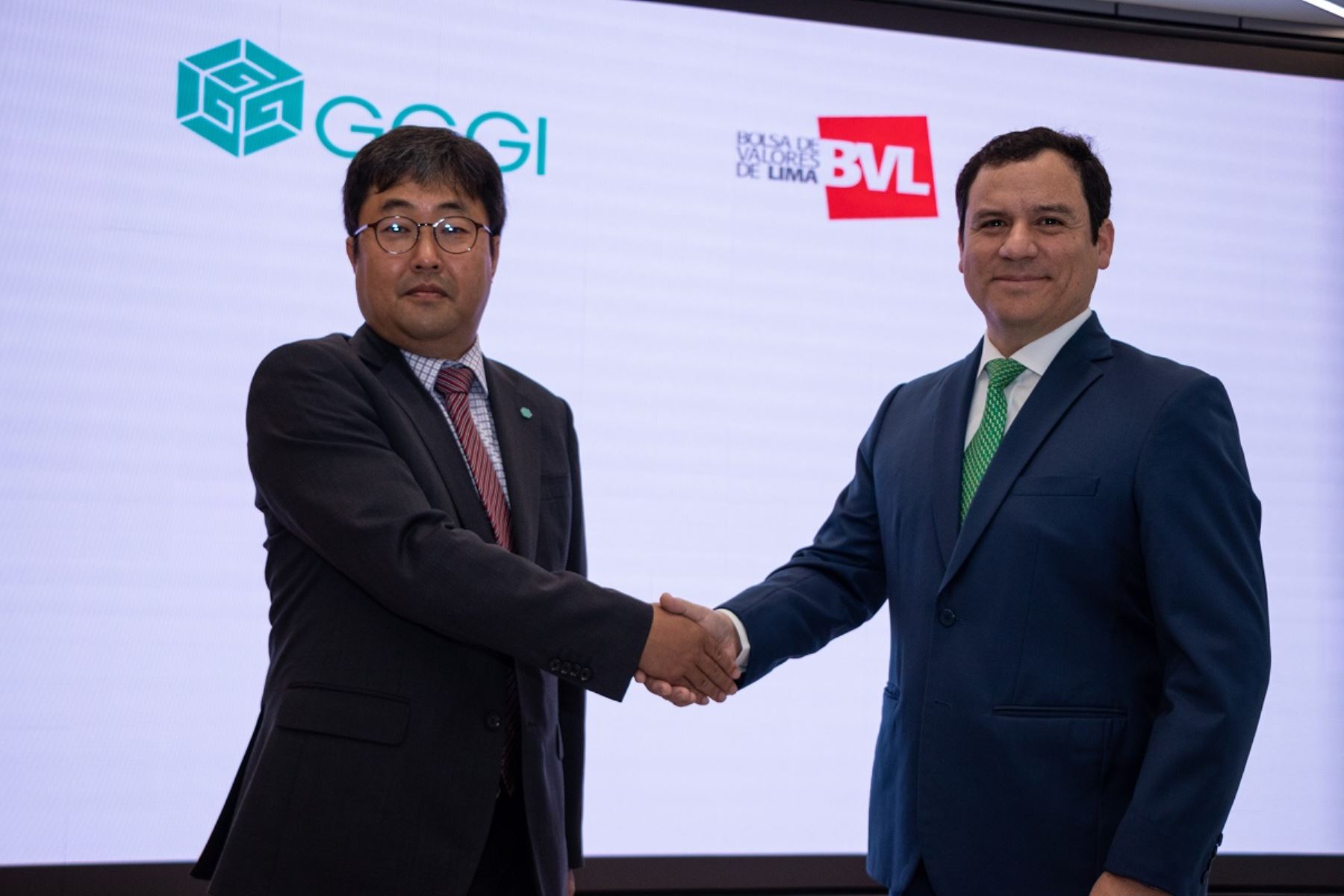 El representante de GGGI en América Latina y el Caribe, Chan Ho Park, y el gerente general de la BVL, Miguel Ángel Zapatero Alba, firman acuerdo para promover inversiones sostenibles. Foto: cortesía.