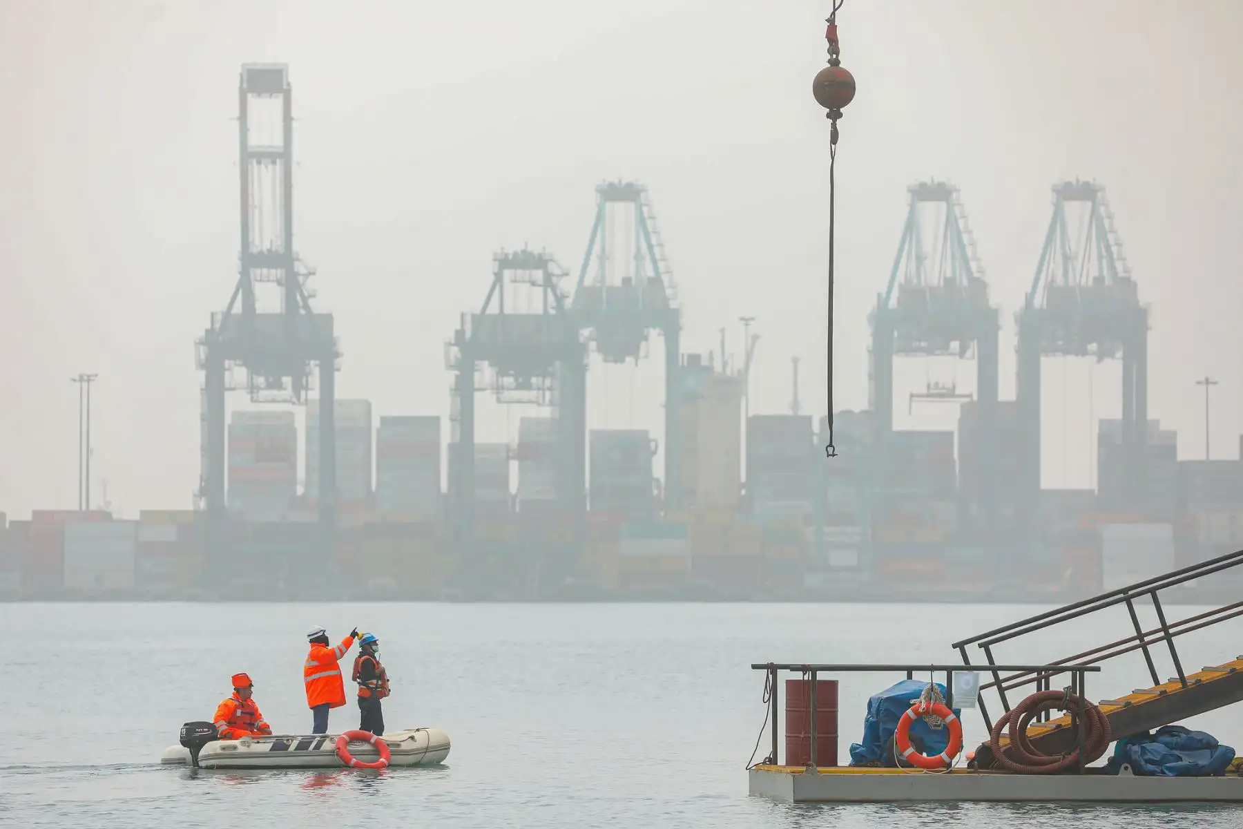 El viceministro de Transportes, Luis Rivera, supervisó las obras de ampliación del Terminal Sur del Puerto del Callao, que están a cargo de la empresa concesionaria DP World Callao y tienen un avance del 29%.
Foto: MTC