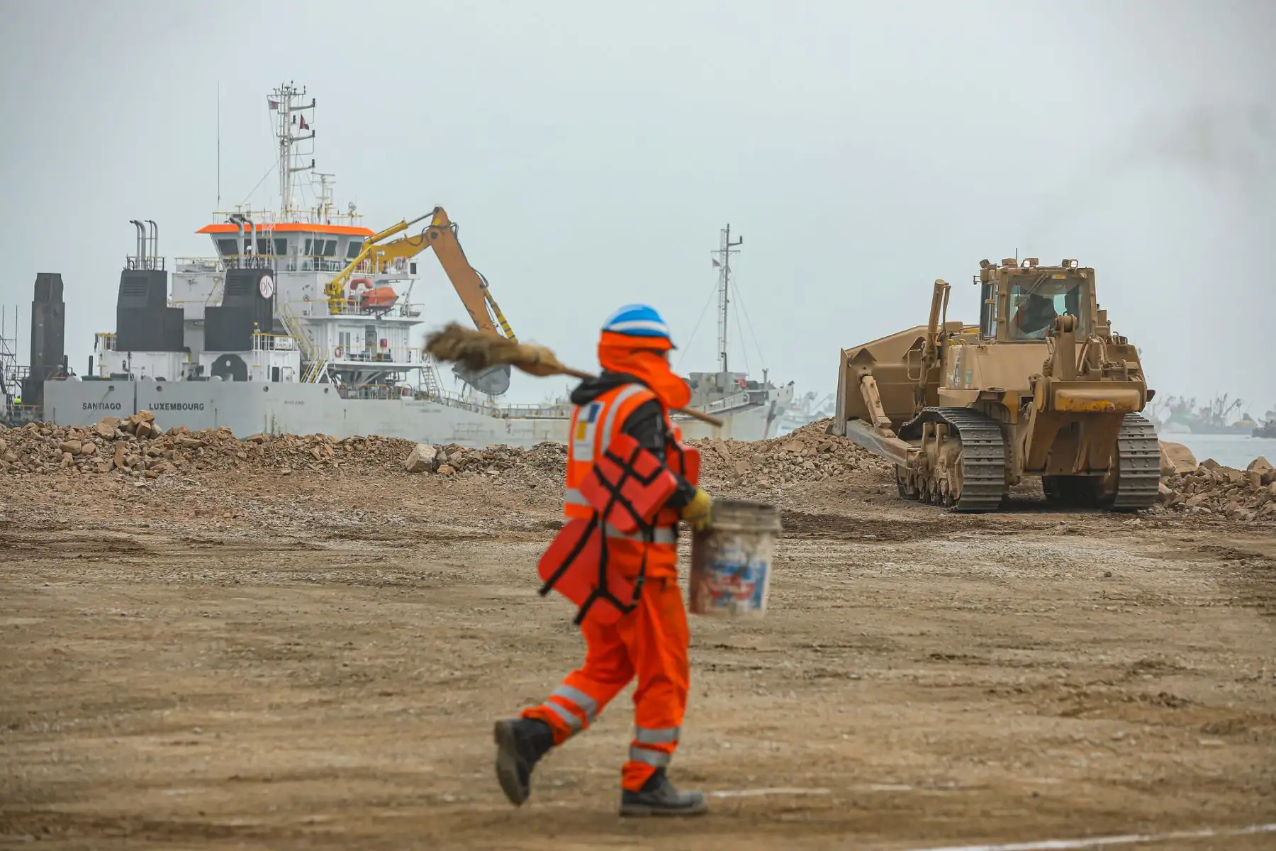 El viceministro de Transportes, Luis Rivera, supervisó las obras de ampliación del Terminal Sur del Puerto del Callao, que están a cargo de la empresa concesionaria DP World Callao y tienen un avance del 29%.
Foto: MTC