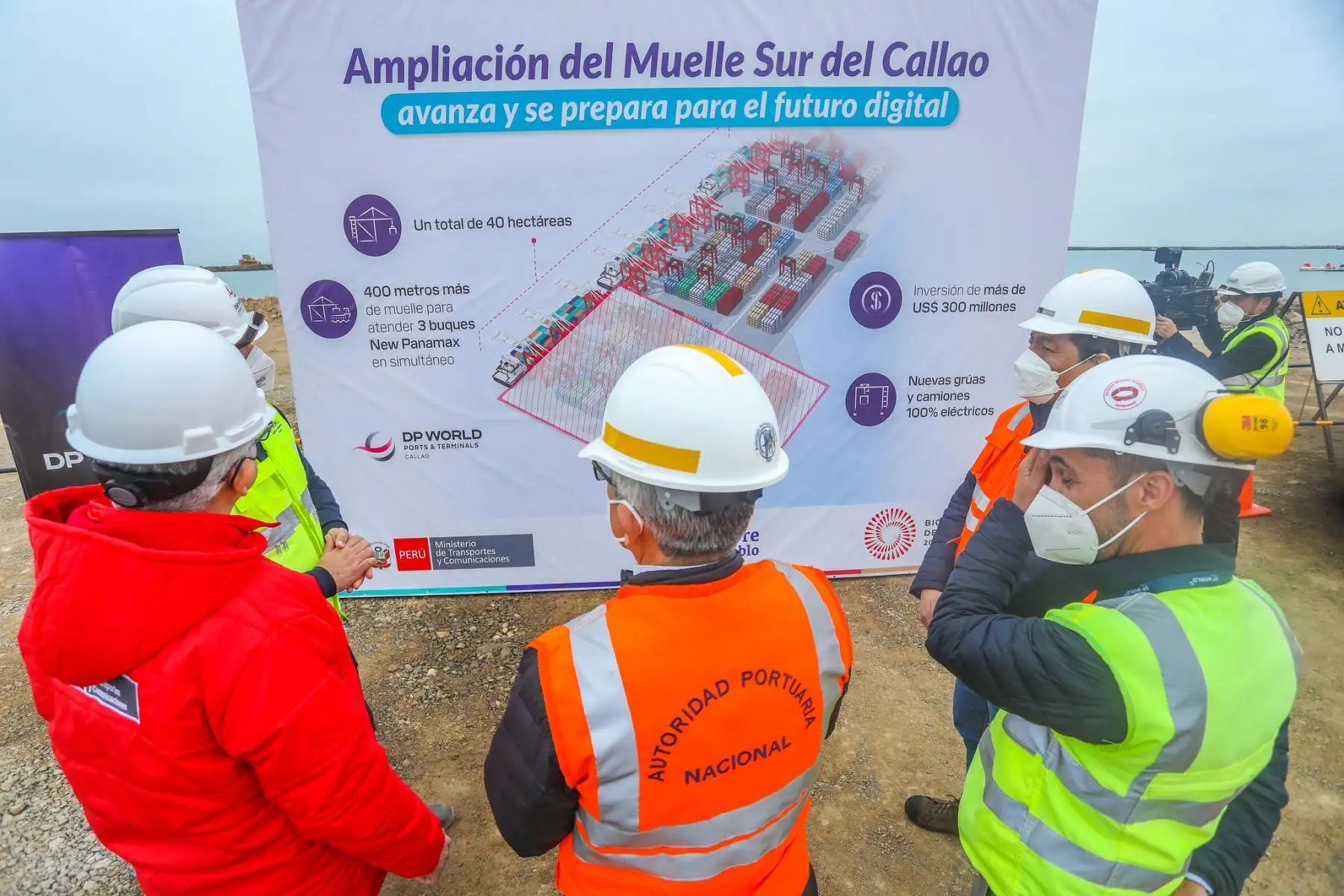 El viceministro de Transportes, Luis Rivera, supervisó las obras de ampliación del Terminal Sur del Puerto del Callao, que están a cargo de la empresa concesionaria DP World Callao y tienen un avance del 29%.
Foto: MTC