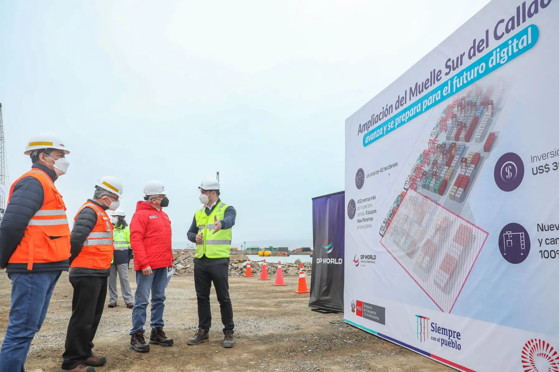 El viceministro de Transportes, Luis Rivera, supervisó las obras de ampliación del Terminal Sur del Puerto del Callao, que están a cargo de la empresa concesionaria DP World Callao y tienen un avance del 29%.
Foto: MTC