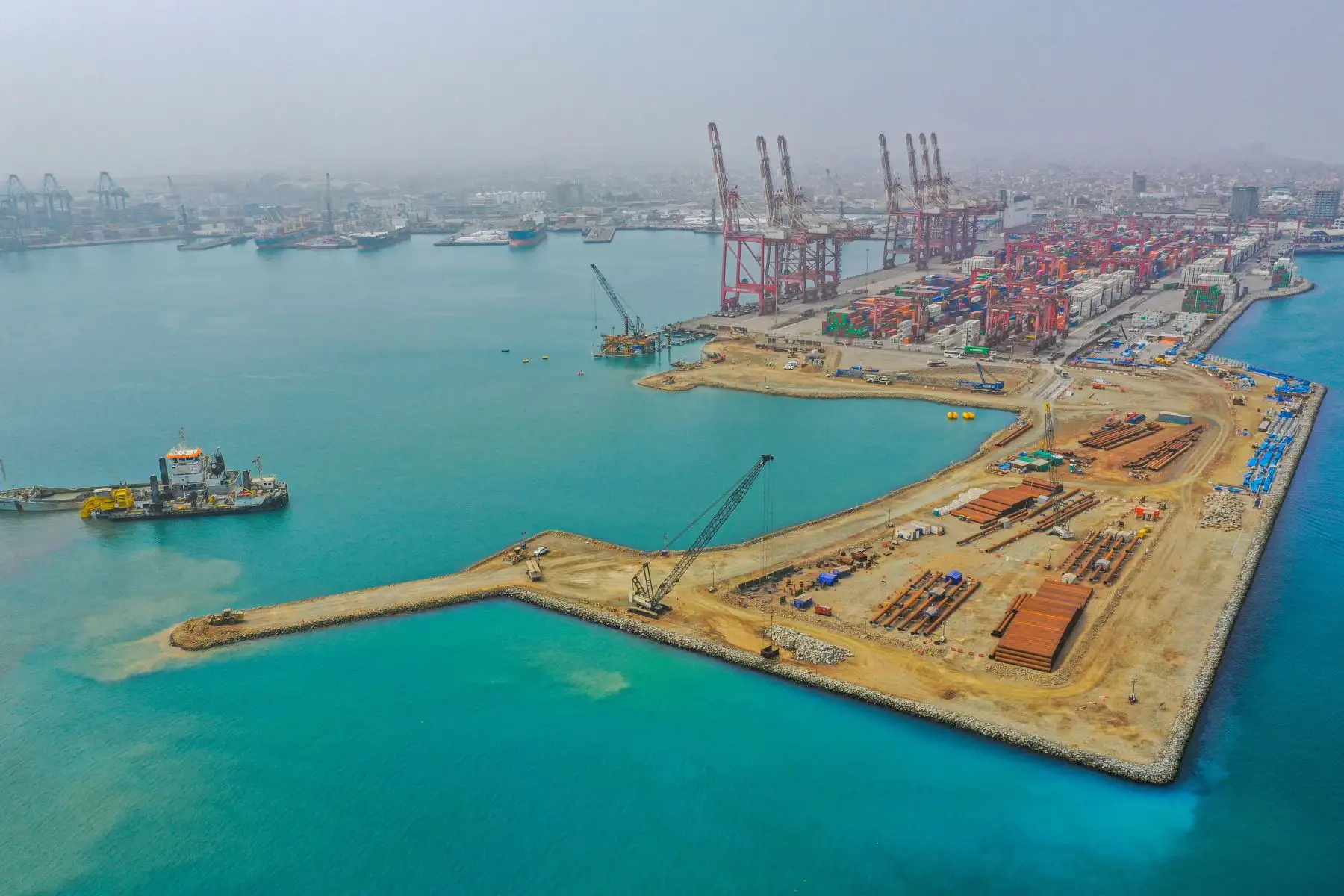 El viceministro de Transportes, Luis Rivera, supervisó las obras de ampliación del Terminal Sur del Puerto del Callao, que están a cargo de la empresa concesionaria DP World Callao y tienen un avance del 29%.
Foto: MTC