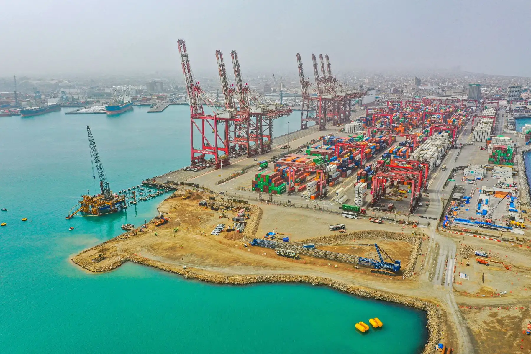 El viceministro de Transportes, Luis Rivera, supervisó las obras de ampliación del Terminal Sur del Puerto del Callao, que están a cargo de la empresa concesionaria DP World Callao y tienen un avance del 29%.
Foto: MTC
