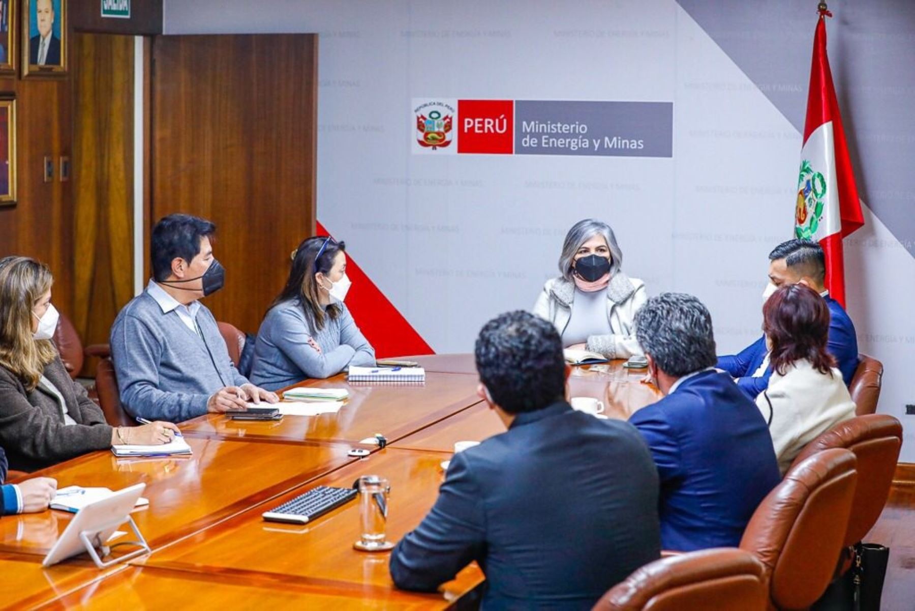 Reunión de ejecutivos del proyecto minero Zafranal y la titular del Minem, Alessandra Herrera. Foto: Cortesía.