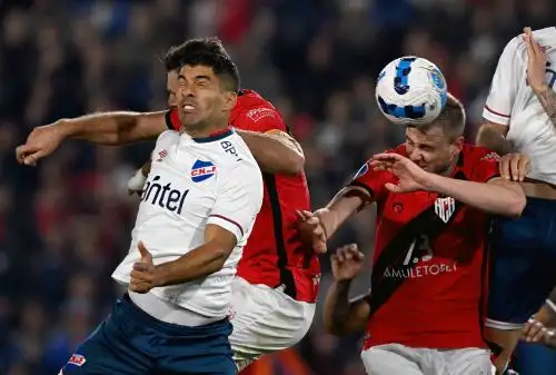 A los 74, el máximo goleador uruguayo hizo su debut para desatar la locura de las tribunas. Foto: AFP