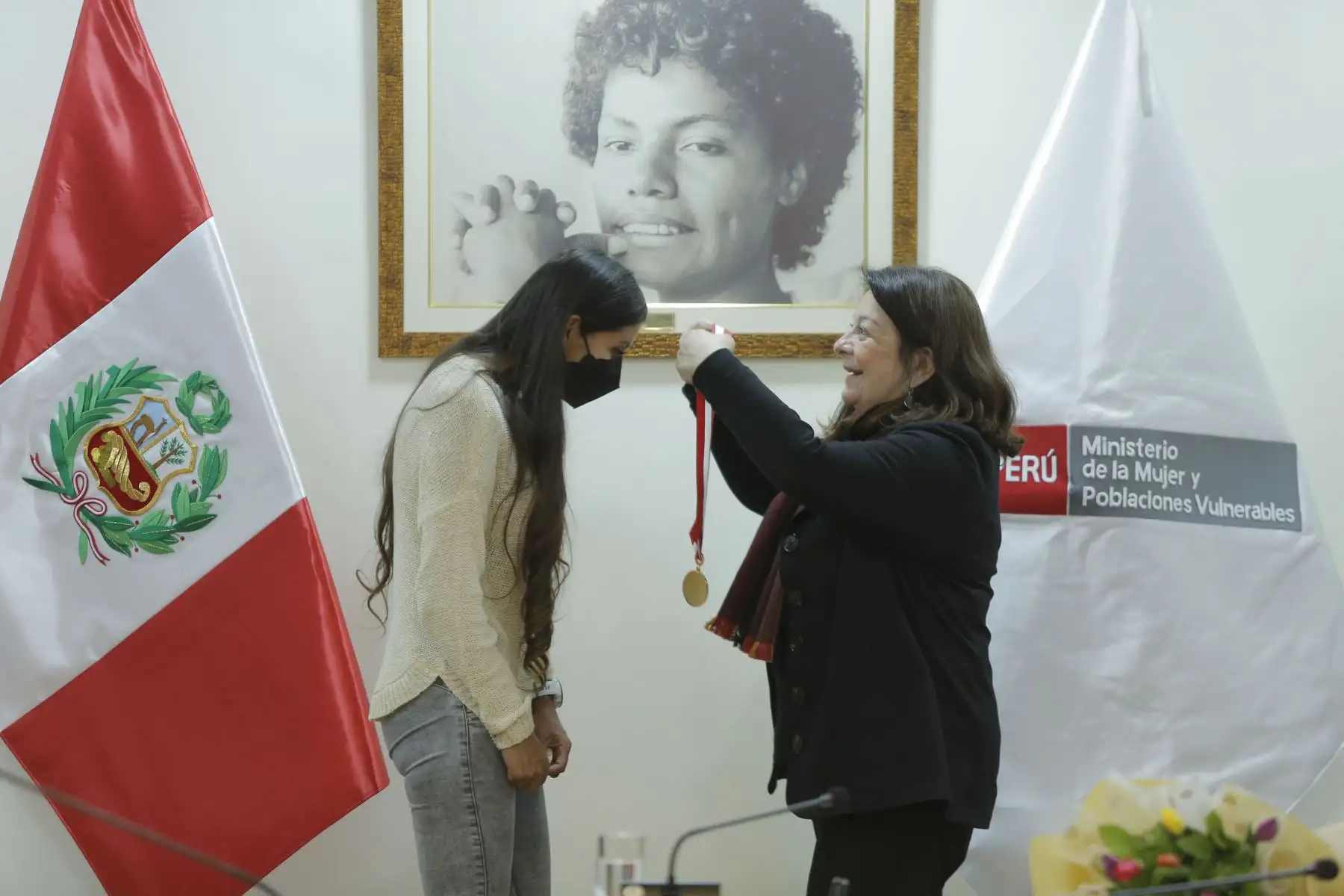 La ministra de la Mujer y Poblaciones Vulnerables, Diana Miloslavich, rinde homenaje y condecora con la “Orden al Mérito de la Mujer” a la atleta peruana Kimberly Garcia León, bicampeona mundial en la disciplina de Marcha Atlética.
Foto: MIMP