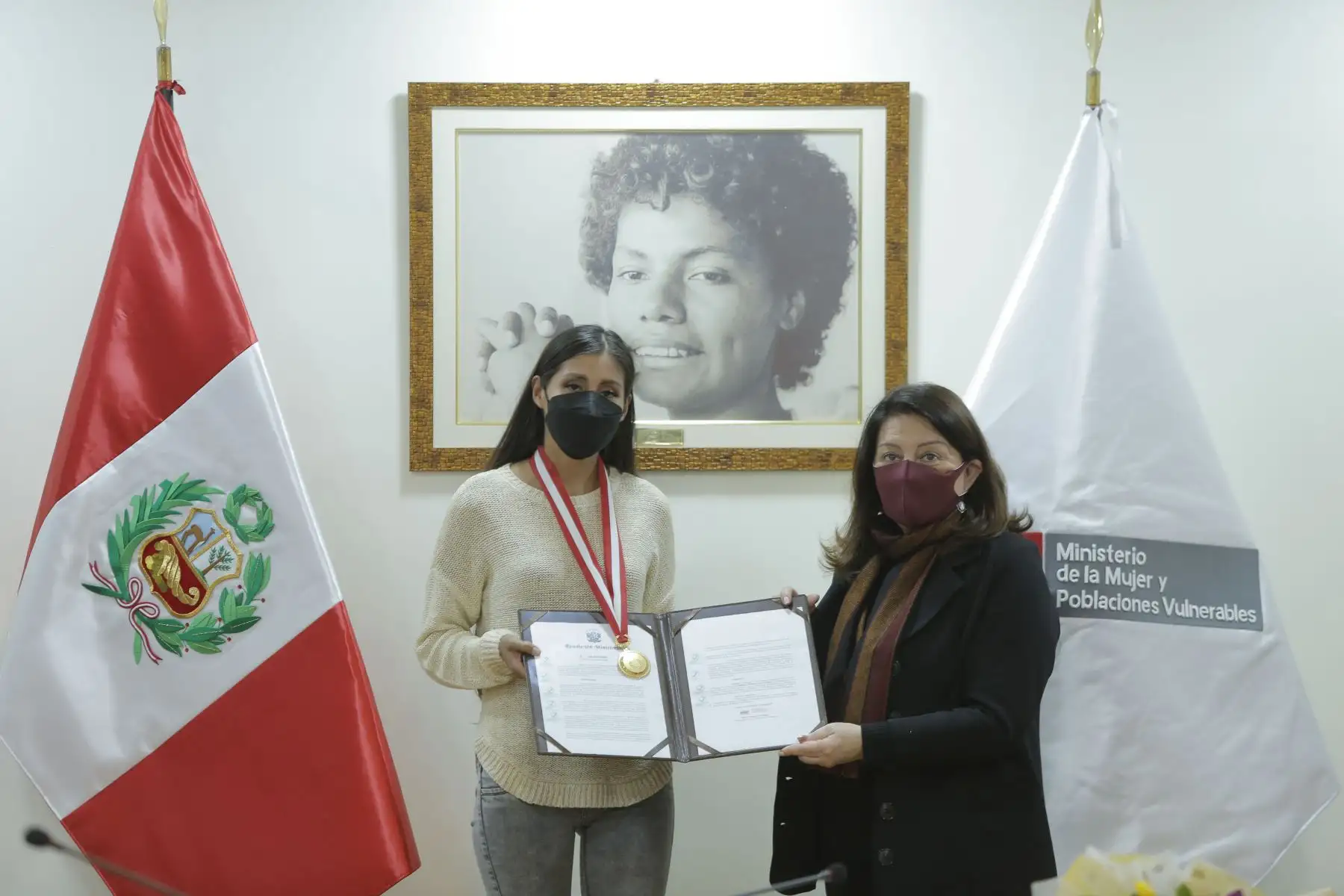 La ministra de la Mujer y Poblaciones Vulnerables, Diana Miloslavich, rinde homenaje y condecora con la “Orden al Mérito de la Mujer” a la atleta peruana Kimberly Garcia León, bicampeona mundial en la disciplina de Marcha Atlética.
Foto: MIMP
